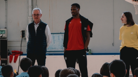 Gérald Ayayi partage un entraînement avec les jeunes basketteurs de la Jeune France (9-04-25)