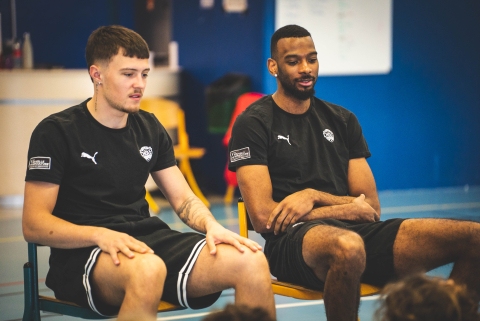 Nathan De Sousa et Aaron Wheeler en visite au club de Chalonnes-sur-Loire (9-04-25)