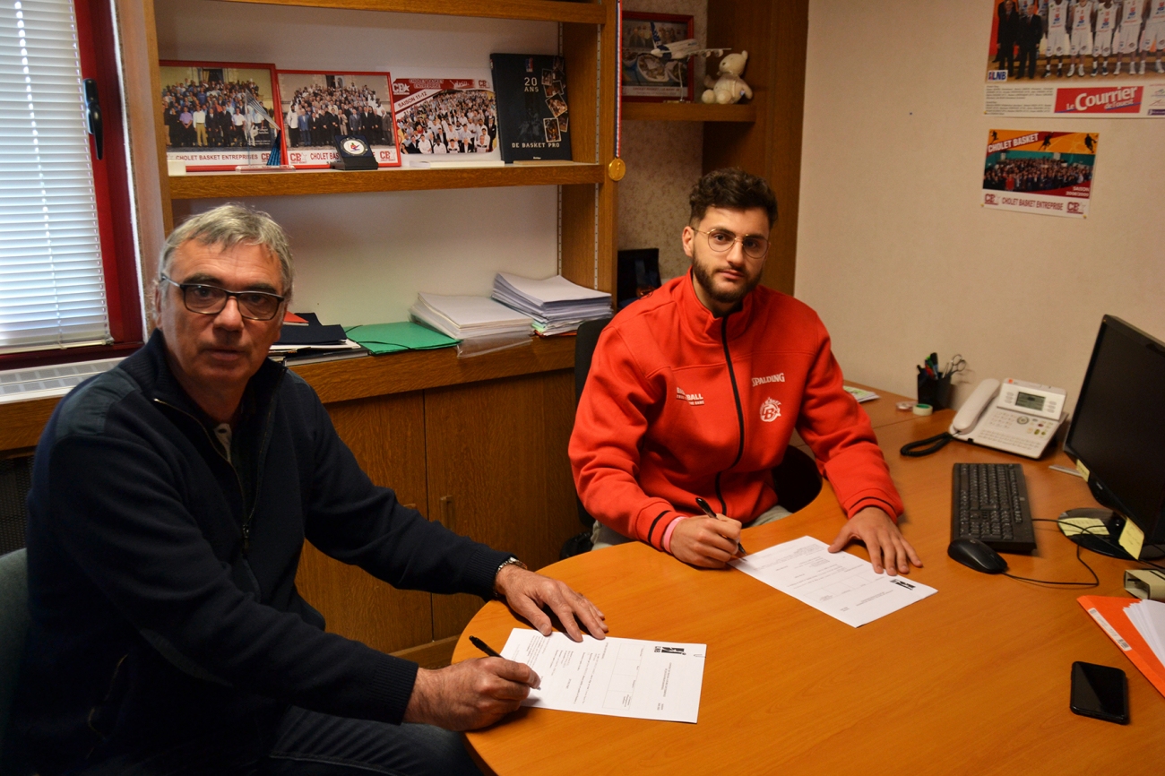 Signature 1er contrat pro Quentin Ruel