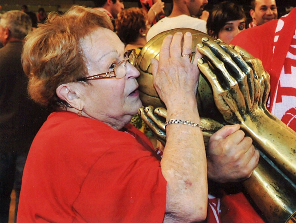 mamie basket avec le trophee