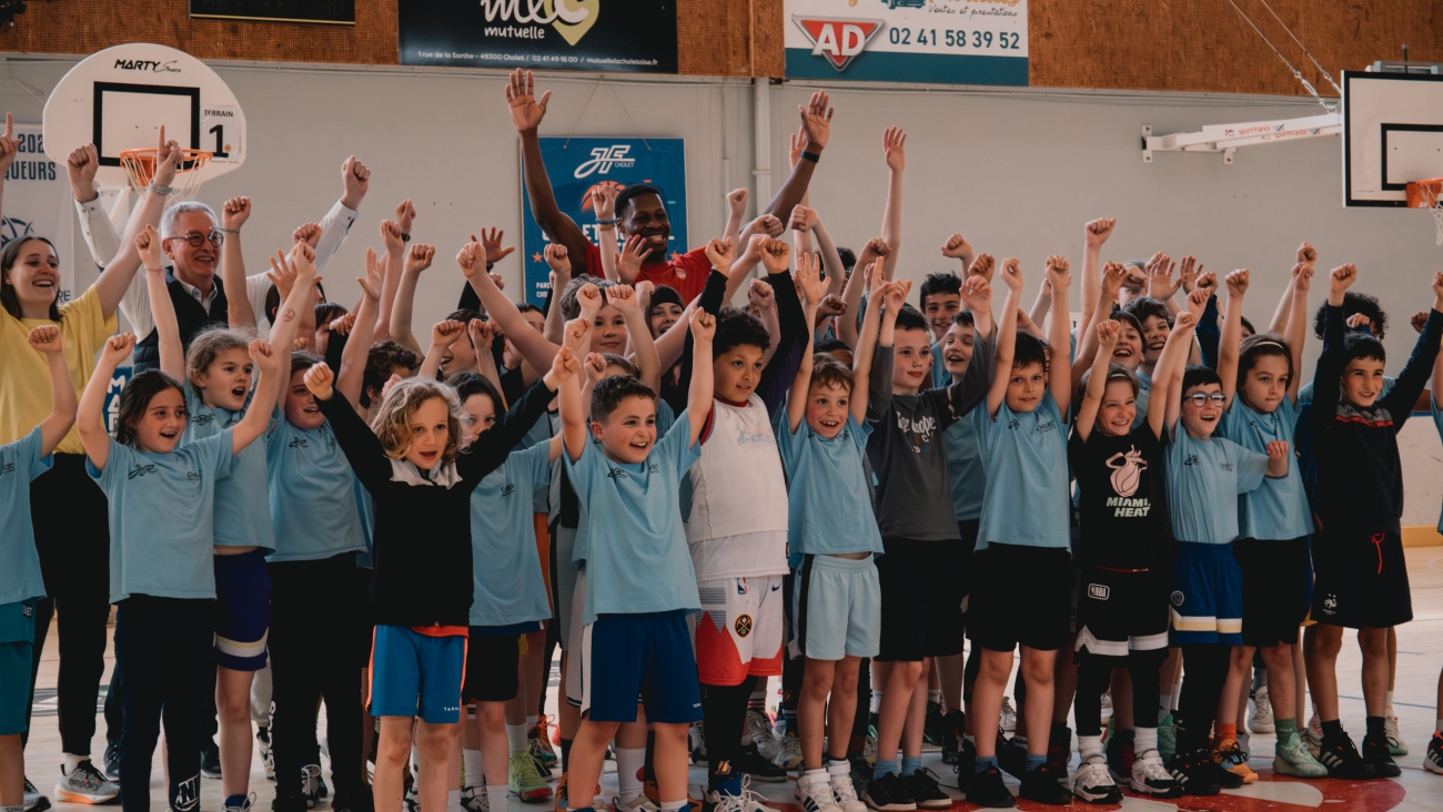 gerald ayayi partage un entrainement avec les jeunes basketteurs de la jeune france 17