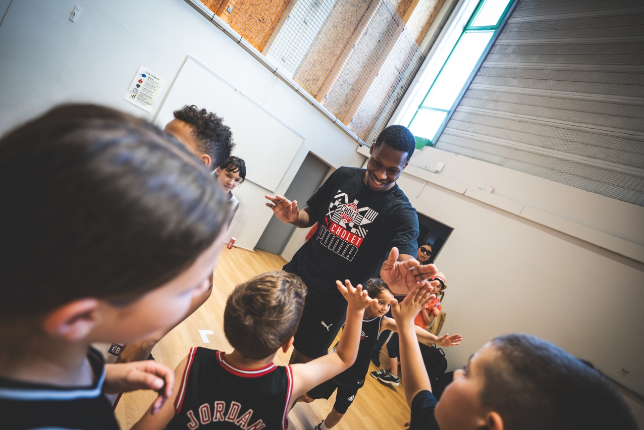 les pros sentrainent avec lecole de basket de lassociation cb 27