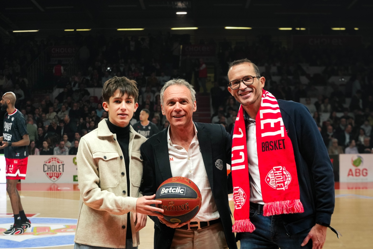 Présentation du parrain du match, Monsieur François Devanne - Chef d' entreprise CEGELEC CHOLET et de son fils Sacha avec Jérôme MÉRIGNAC, le président - ©revioo.mov