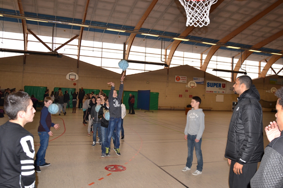La minute de basket" au collège Colbert de Cholet 23-01-2015"