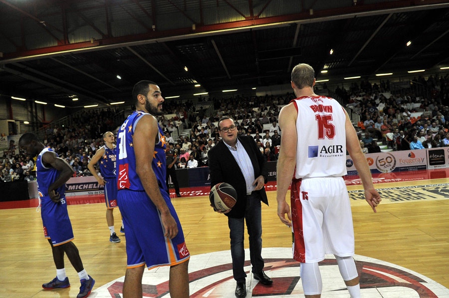 Coup d'envoi de la rencontre donné par Sébastien NIEDLAND, Patron du Super U de Cholet - photo : E. Lizambard