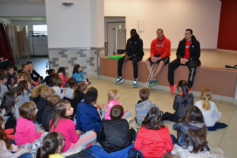 Rencontre entre les élèves de l'école Saint Jean du Marillais et les PRO A