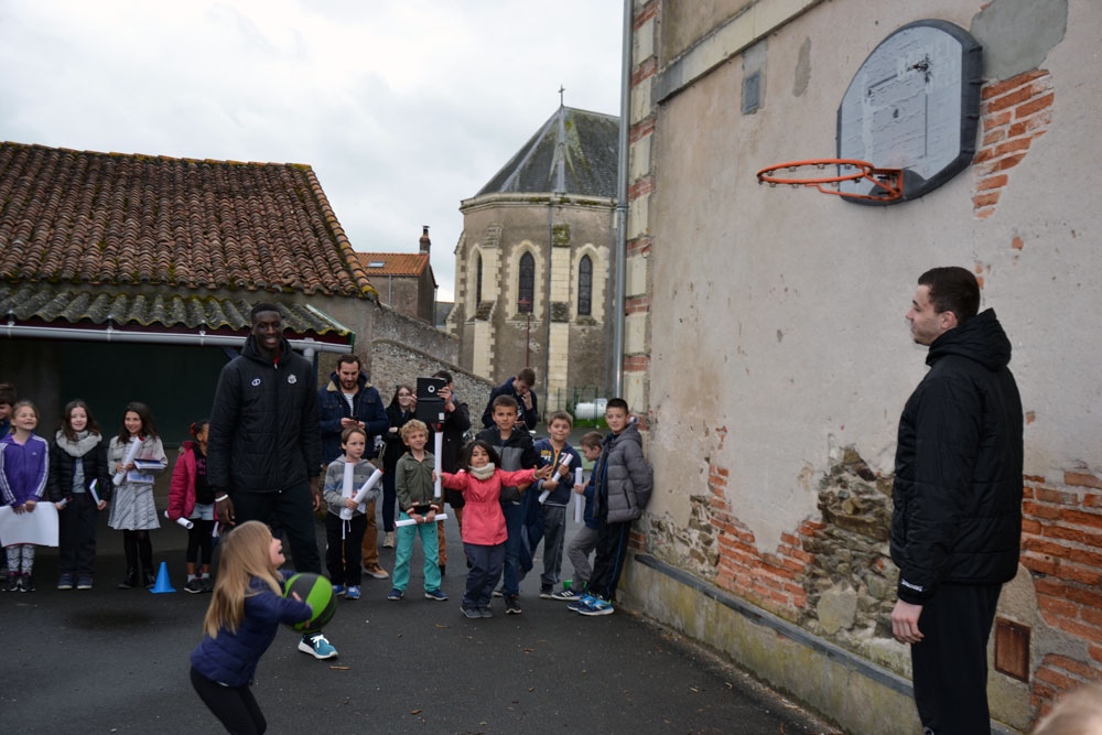 Rencontre entre les élèves de l'école Saint Jean du Marillais et les PRO A