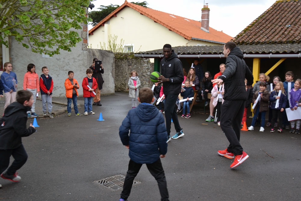 Rencontre entre les élèves de l'école Saint Jean du Marillais et les PRO A