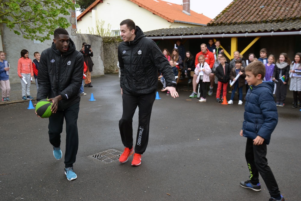 Rencontre entre les élèves de l'école Saint Jean du Marillais et les PRO A