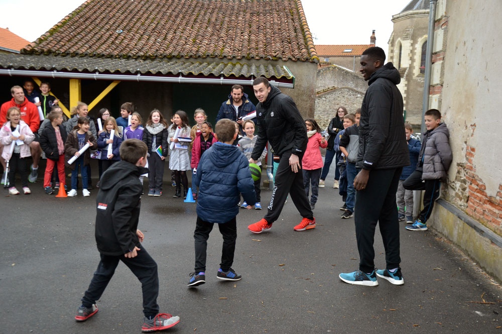 Rencontre entre les élèves de l'école Saint Jean du Marillais et les PRO A