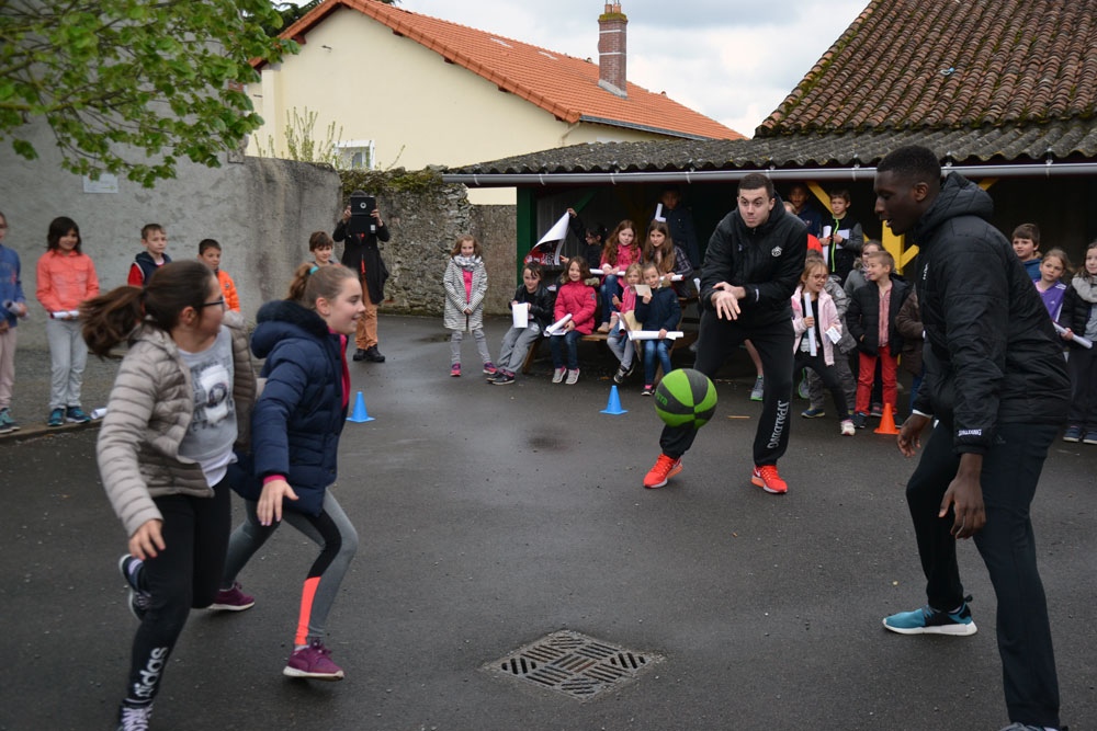 Rencontre entre les élèves de l'école Saint Jean du Marillais et les PRO A