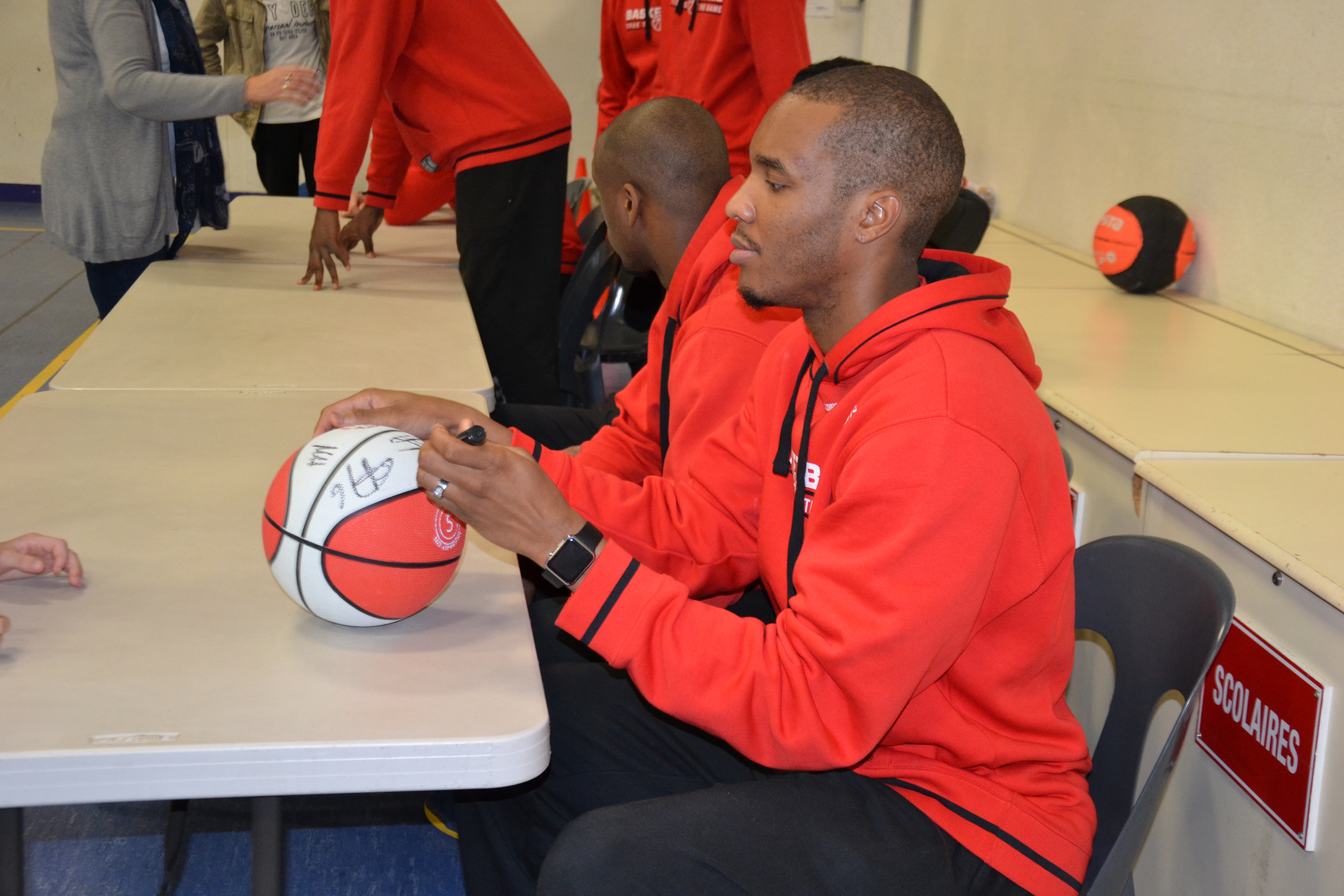 Les joueurs pros de CB en séance de dédicace avec les jeunes de l'association au Kinder + Sport Basket Day à la Salle Du Bellay le 16/12/15.