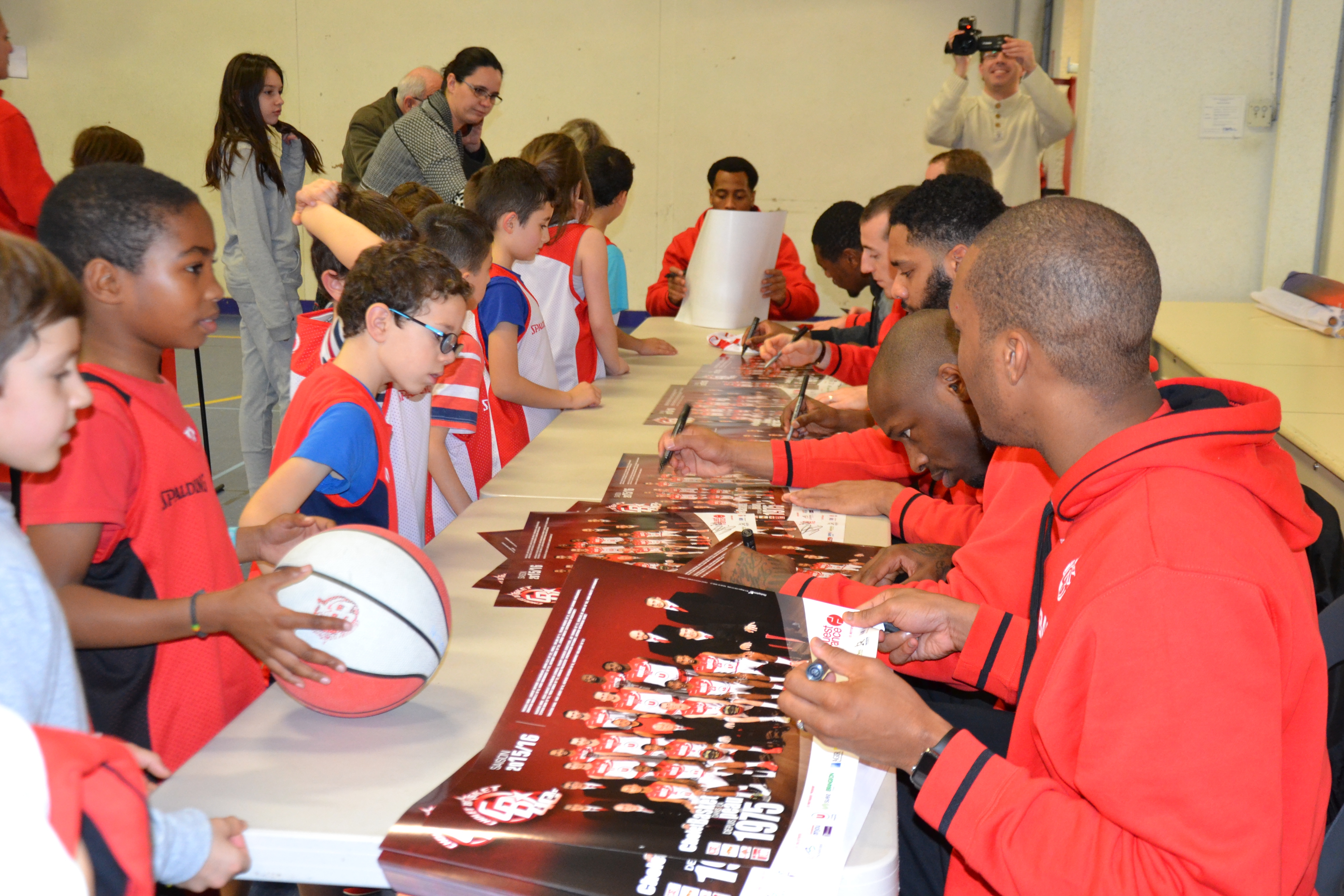 Les joueurs pros de CB en séance de dédicace avec les jeunes de l'association au Kinder + Sport Basket Day à la Salle Du Bellay le 16/12/15.