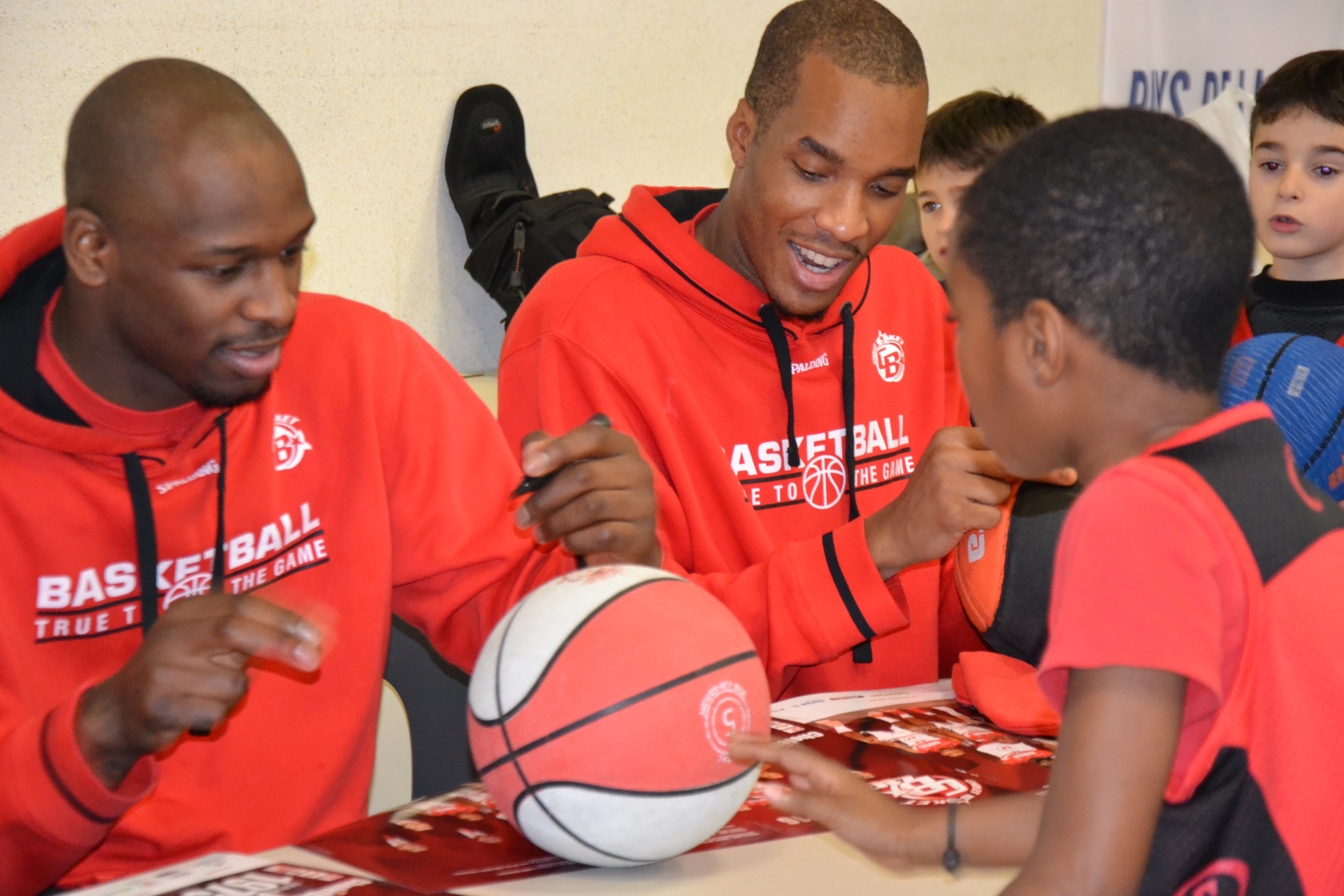 Les joueurs pros de CB en séance de dédicace avec les jeunes de l'association au Kinder + Sport Basket Day à la Salle Du Bellay le 16/12/15.