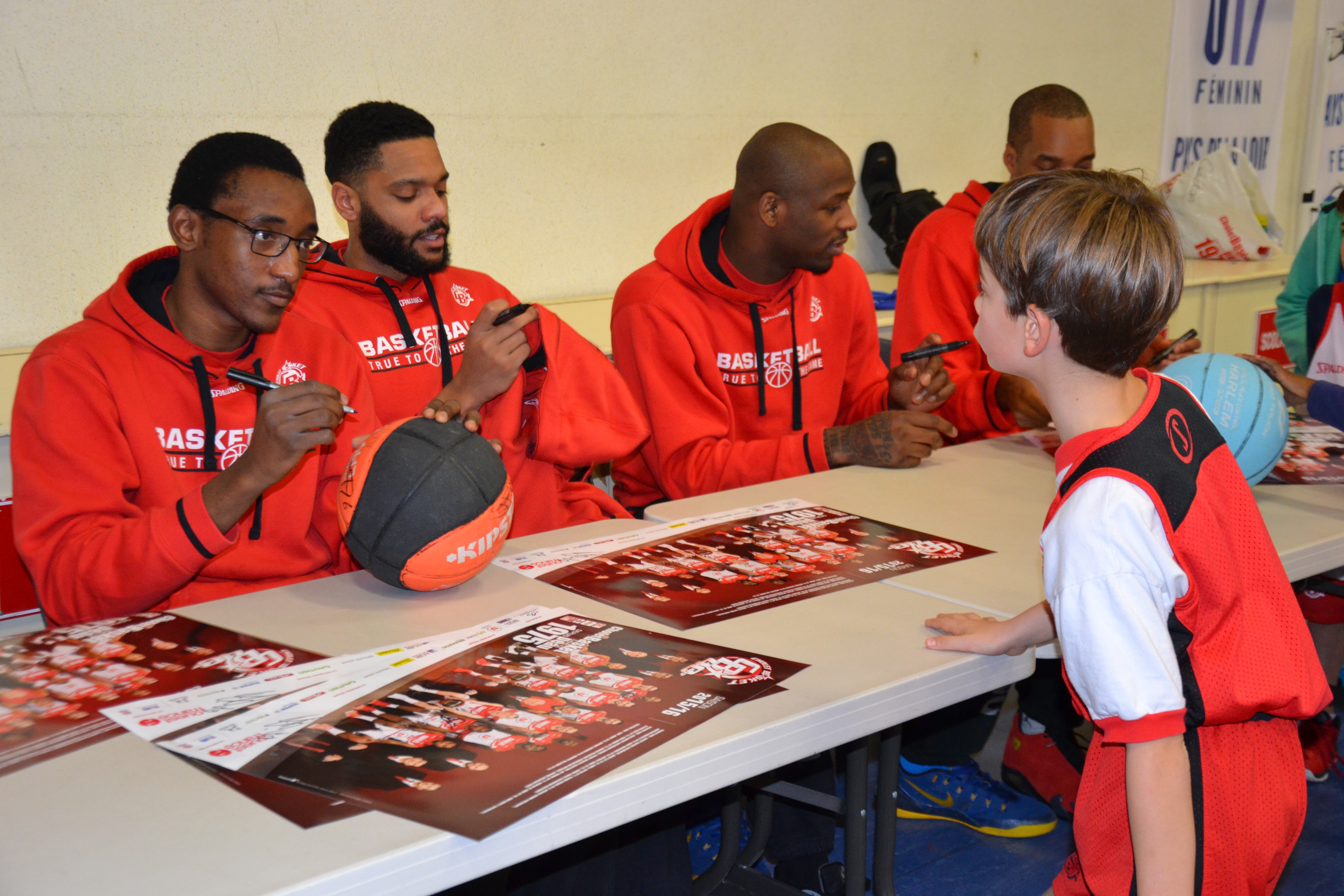 Les joueurs pros de CB en séance de dédicace avec les jeunes de l'association au Kinder + Sport Basket Day à la Salle Du Bellay le 16/12/15.