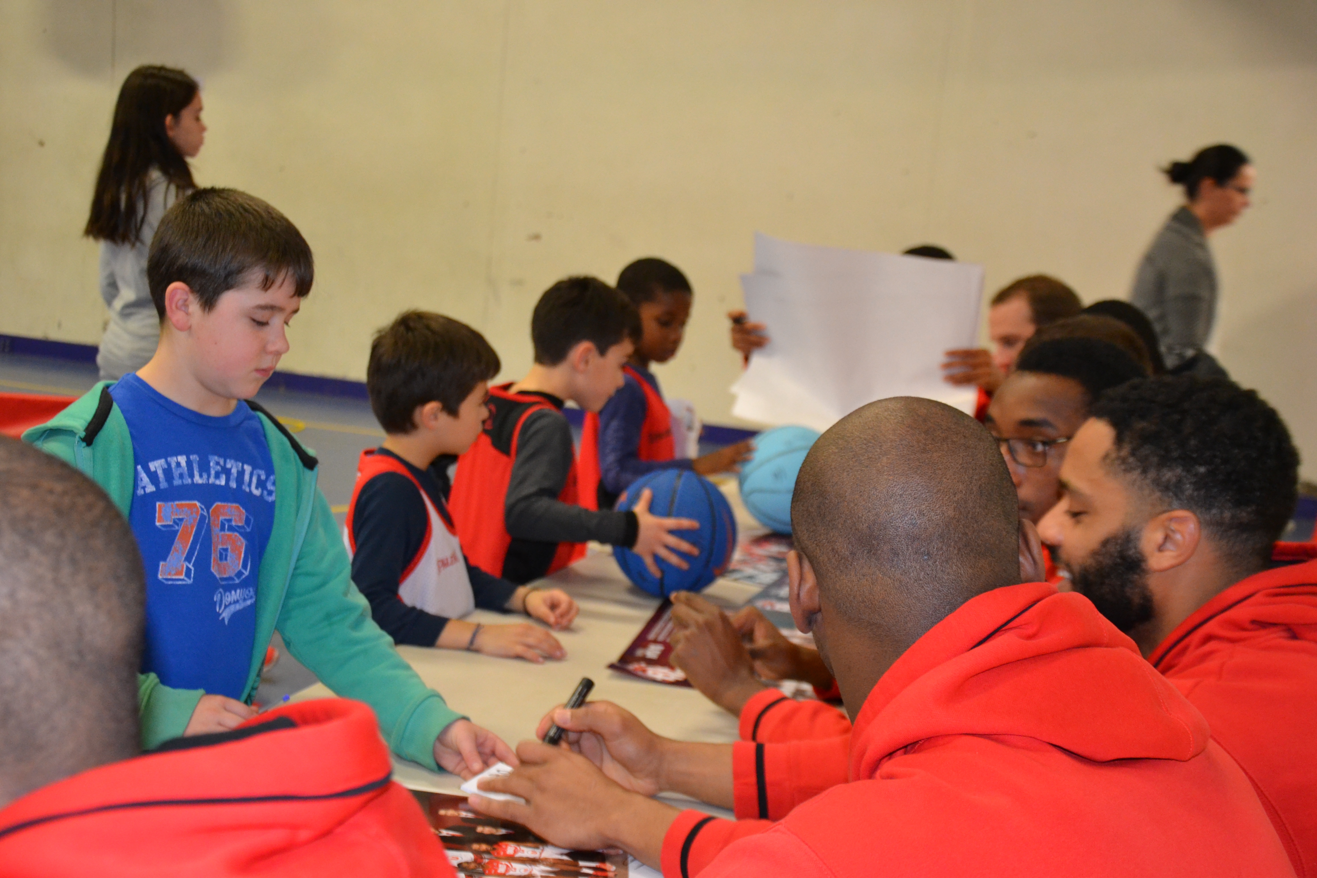 Les joueurs pros de CB en séance de dédicace avec les jeunes de l'association au Kinder + Sport Basket Day à la Salle Du Bellay le 16/12/15.