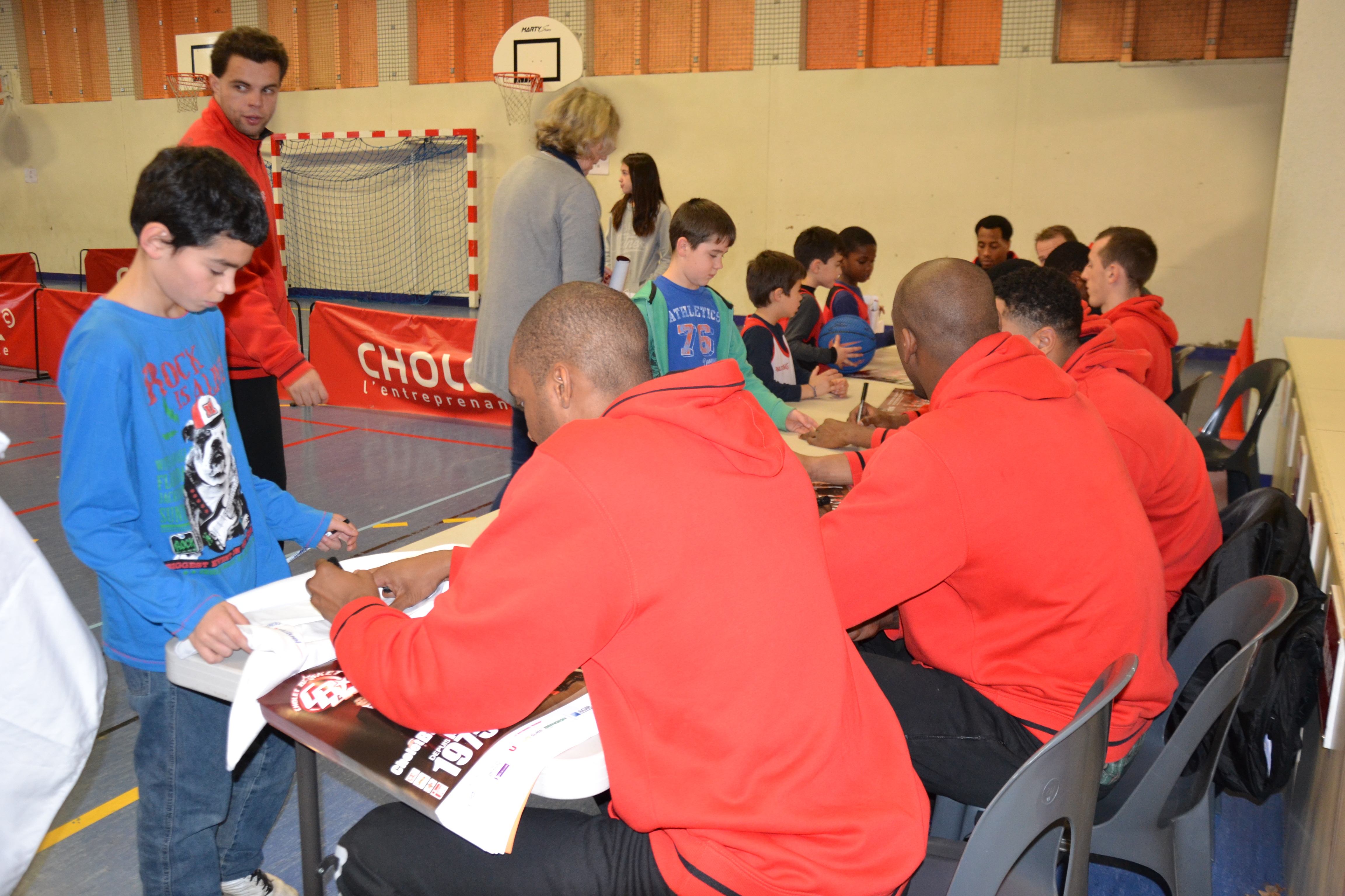 Les joueurs pros de CB en séance de dédicace avec les jeunes de l'association au Kinder + Sport Basket Day à la Salle Du Bellay le 16/12/15.