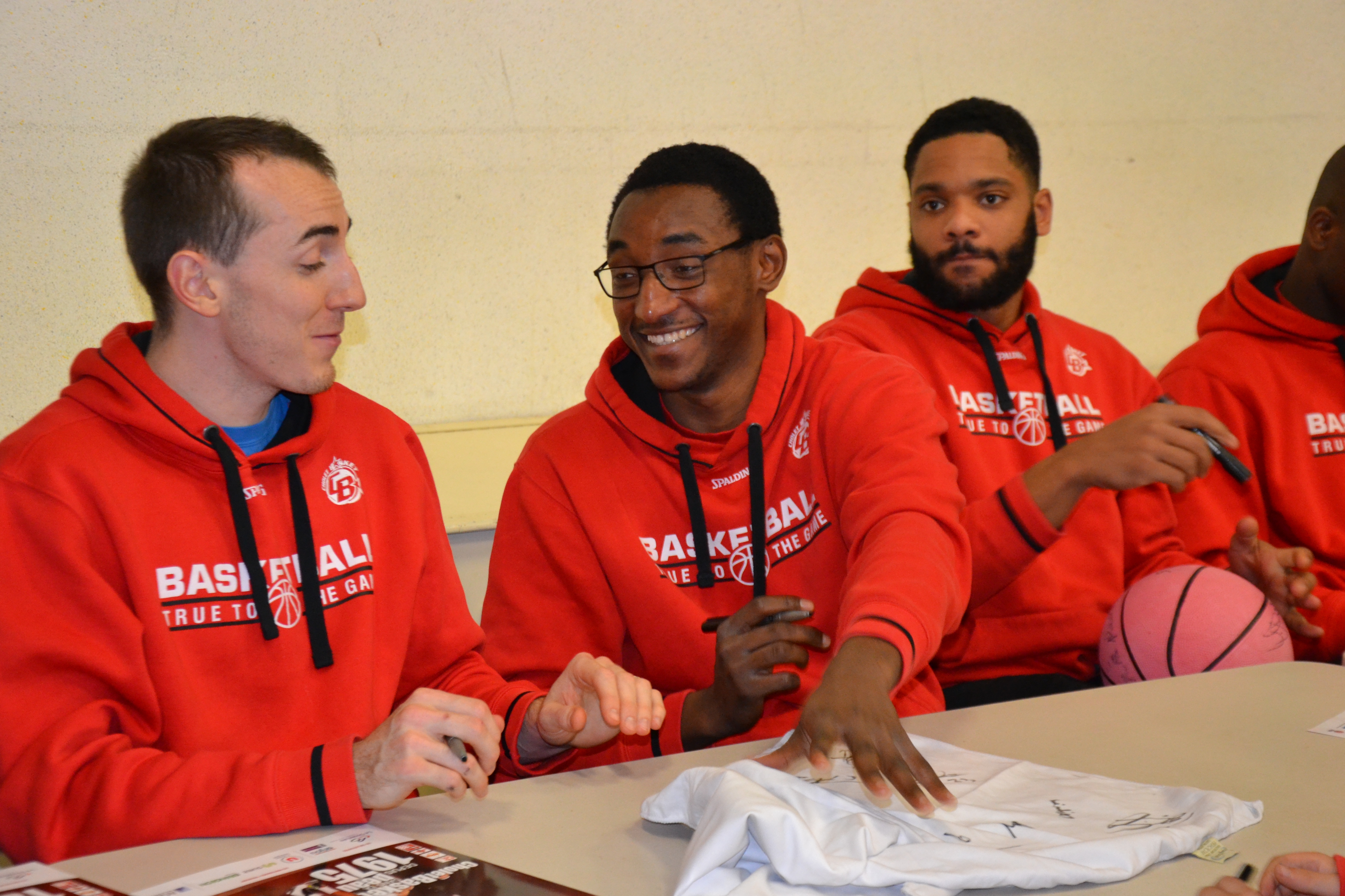 Les joueurs pros de CB en séance de dédicace avec les jeunes de l'association au Kinder + Sport Basket Day à la Salle Du Bellay le 16/12/15.