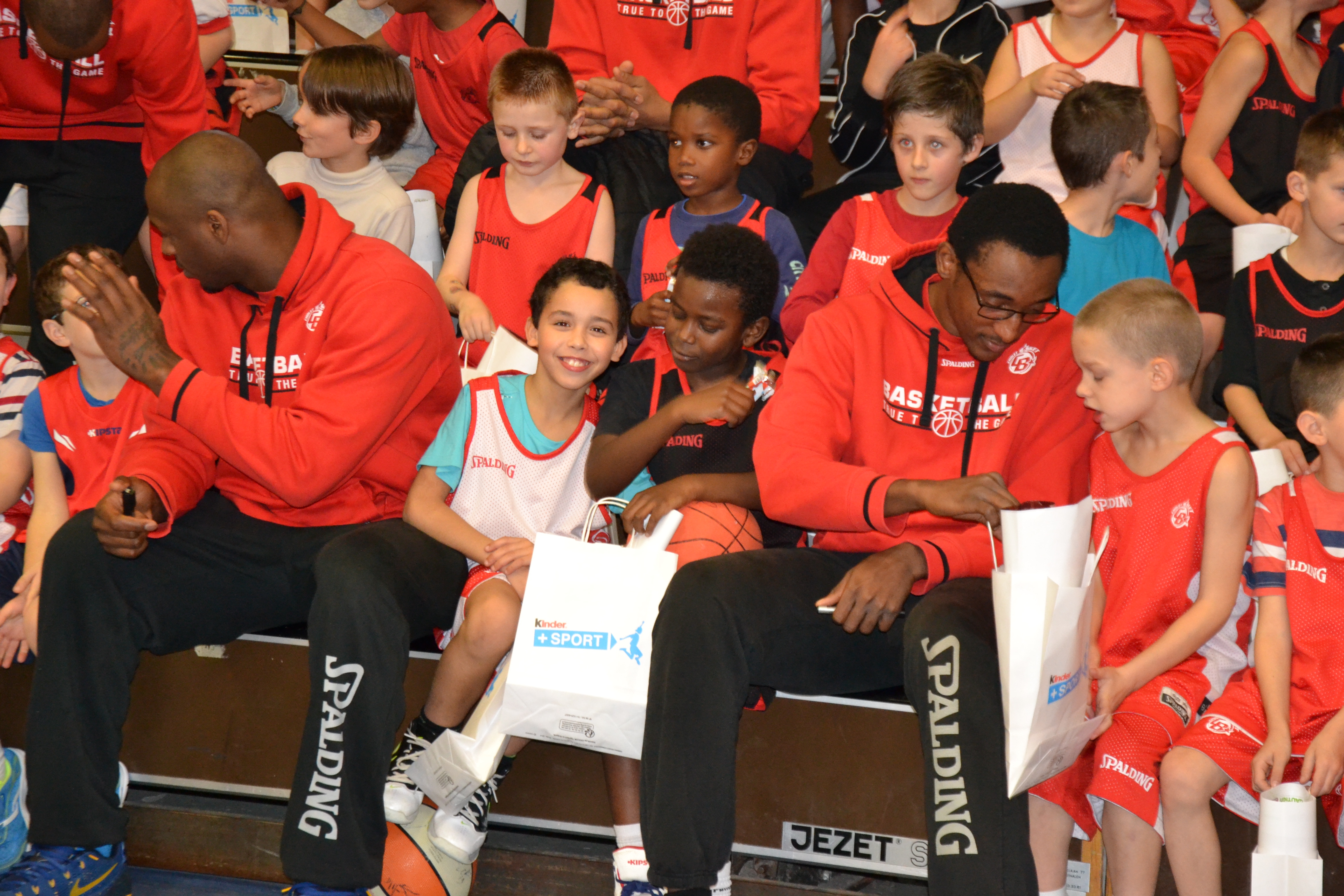 Les joueurs pros de CB en séance de dédicace avec les jeunes de l'association au Kinder + Sport Basket Day à la Salle Du Bellay le 16/12/15.