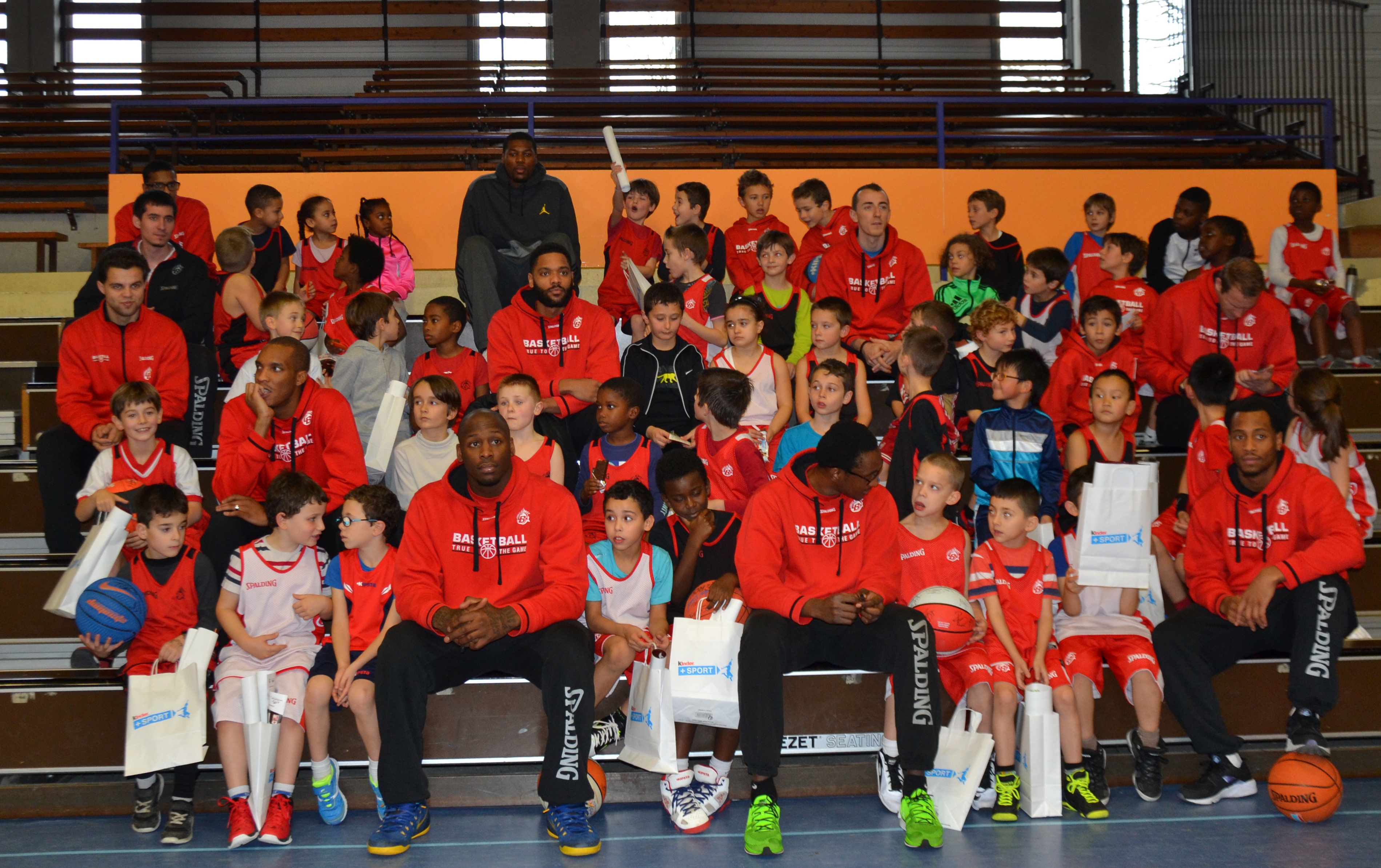 Les joueurs pros de CB en séance de dédicace avec les jeunes de l'association au Kinder + Sport Basket Day à la Salle Du Bellay le 16/12/15.