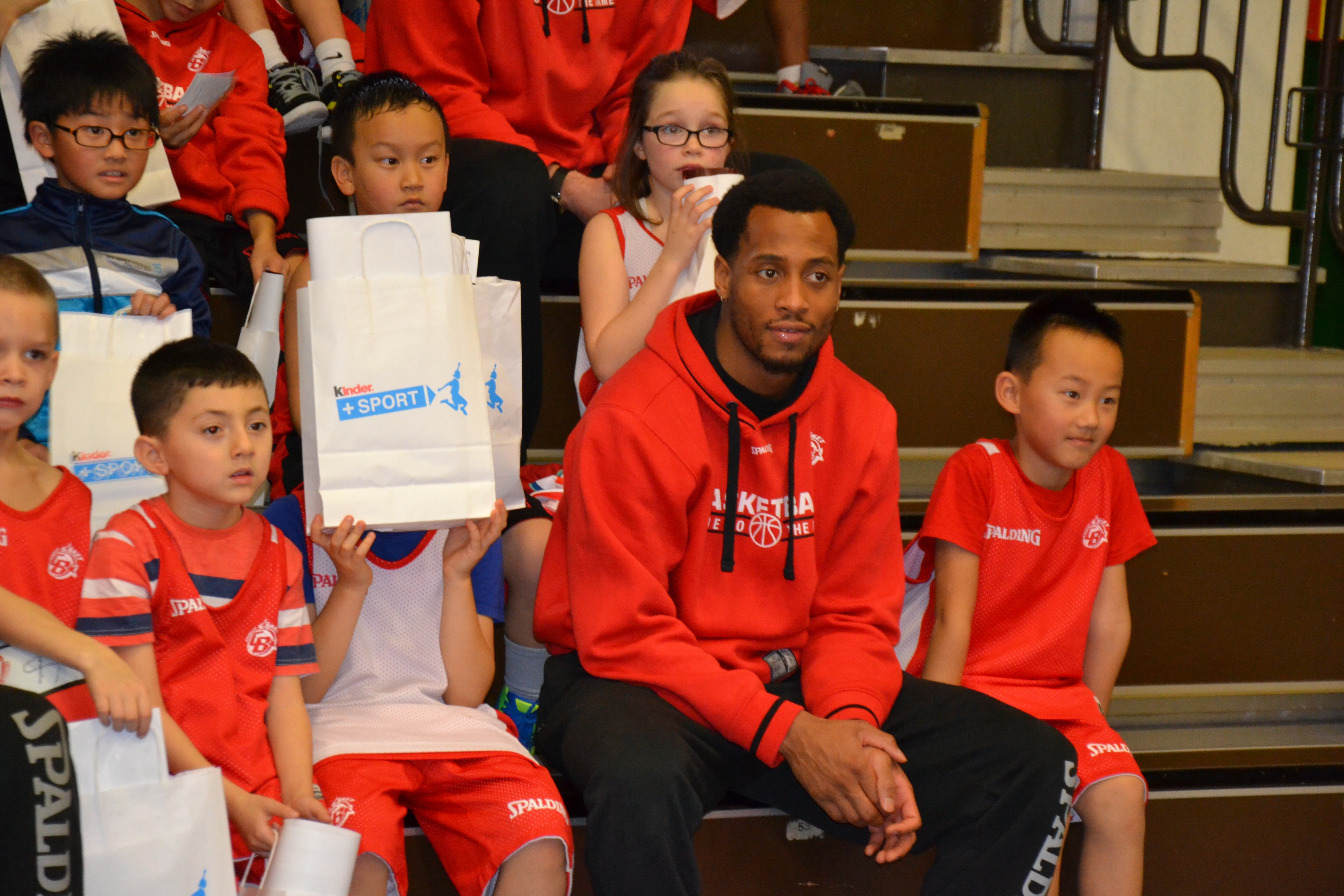 Les joueurs pros de CB en séance de dédicace avec les jeunes de l'association au Kinder + Sport Basket Day à la Salle Du Bellay le 16/12/15.