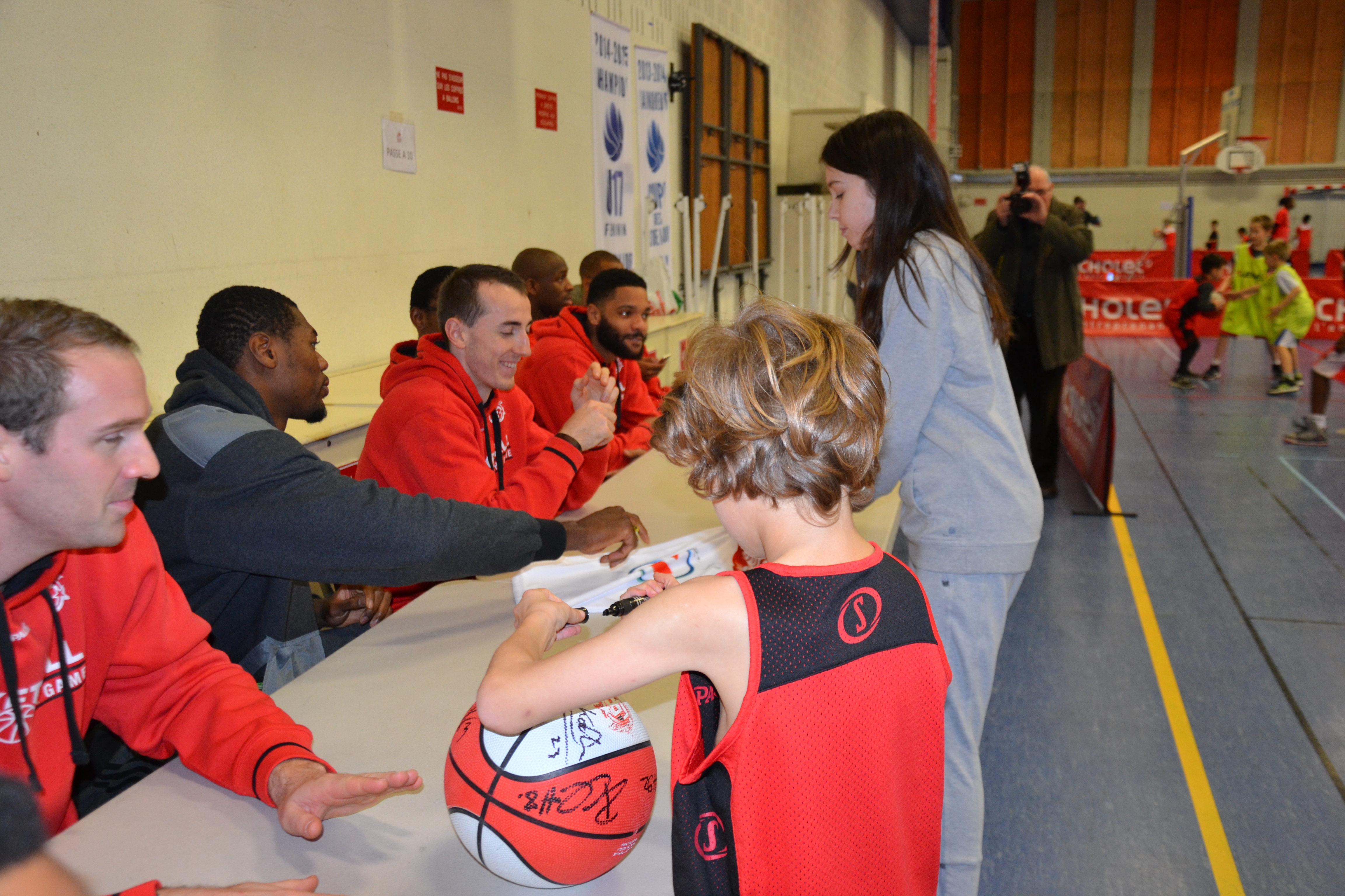 Les joueurs pros de CB en séance de dédicace avec les jeunes de l'association au Kinder + Sport Basket Day à la Salle Du Bellay le 16/12/15.