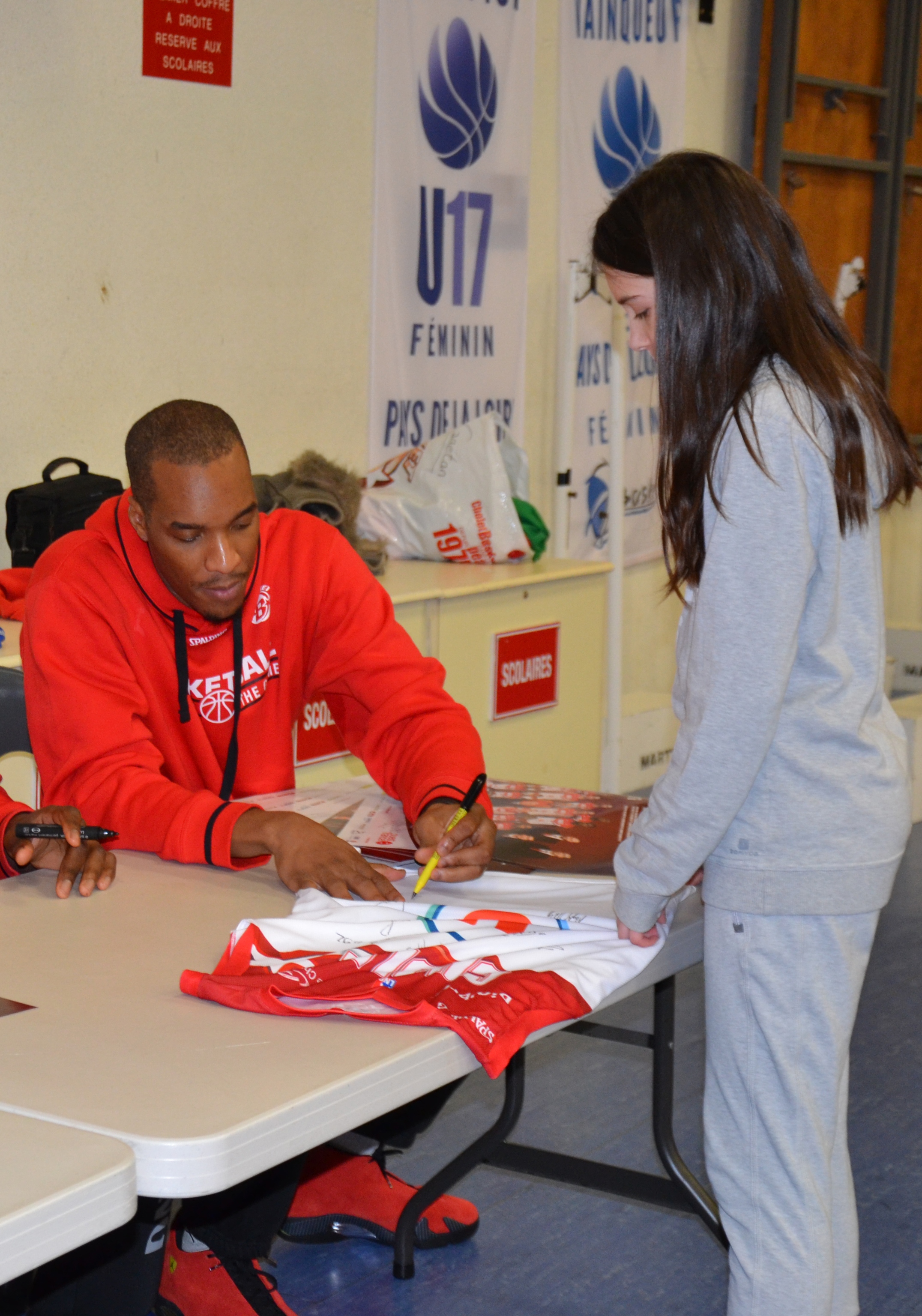 Les joueurs pros de CB en séance de dédicace avec les jeunes de l'association au Kinder + Sport Basket Day à la Salle Du Bellay le 16/12/15.