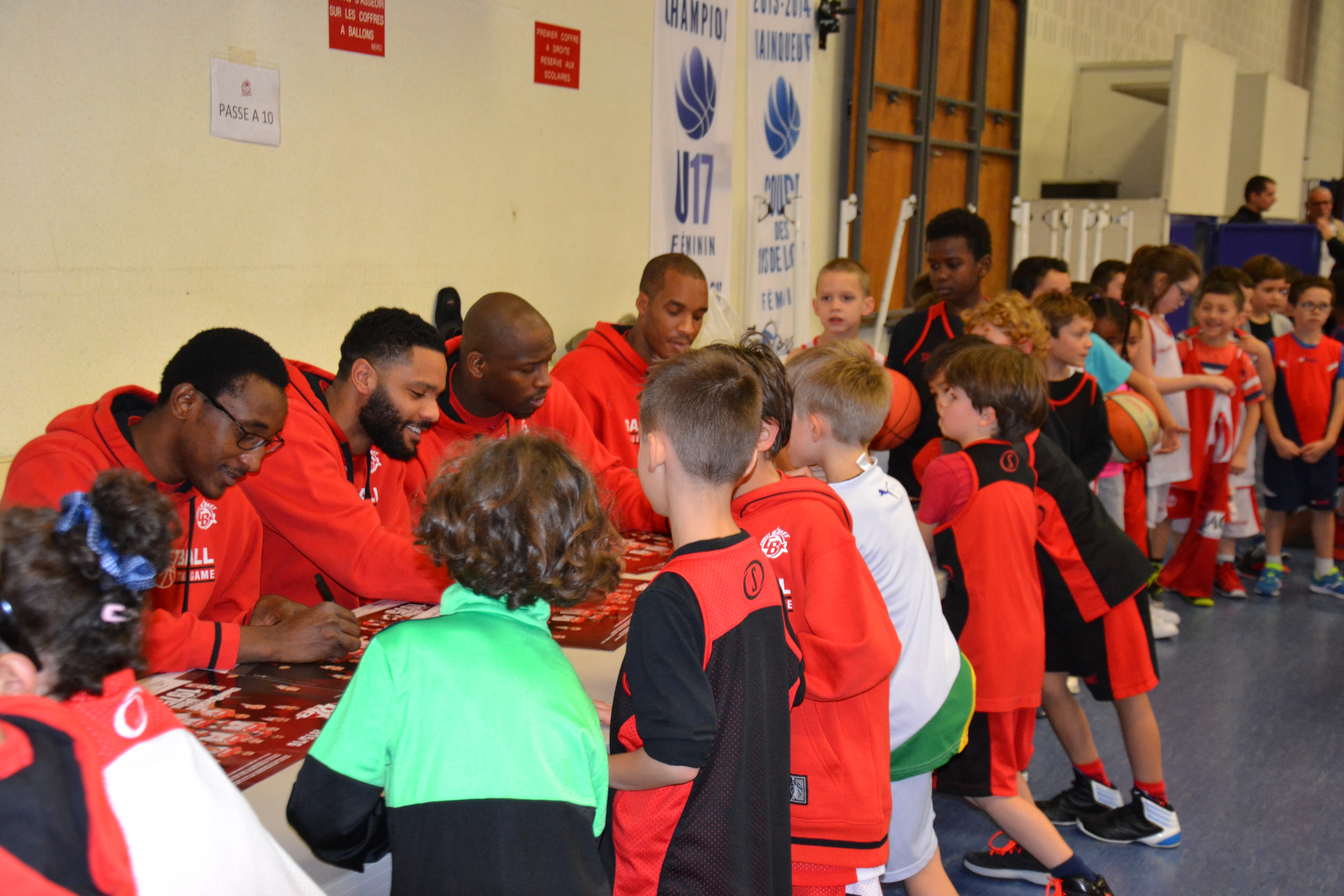 Les joueurs pros de CB en séance de dédicace avec les jeunes de l'association au Kinder + Sport Basket Day à la Salle Du Bellay le 16/12/15.