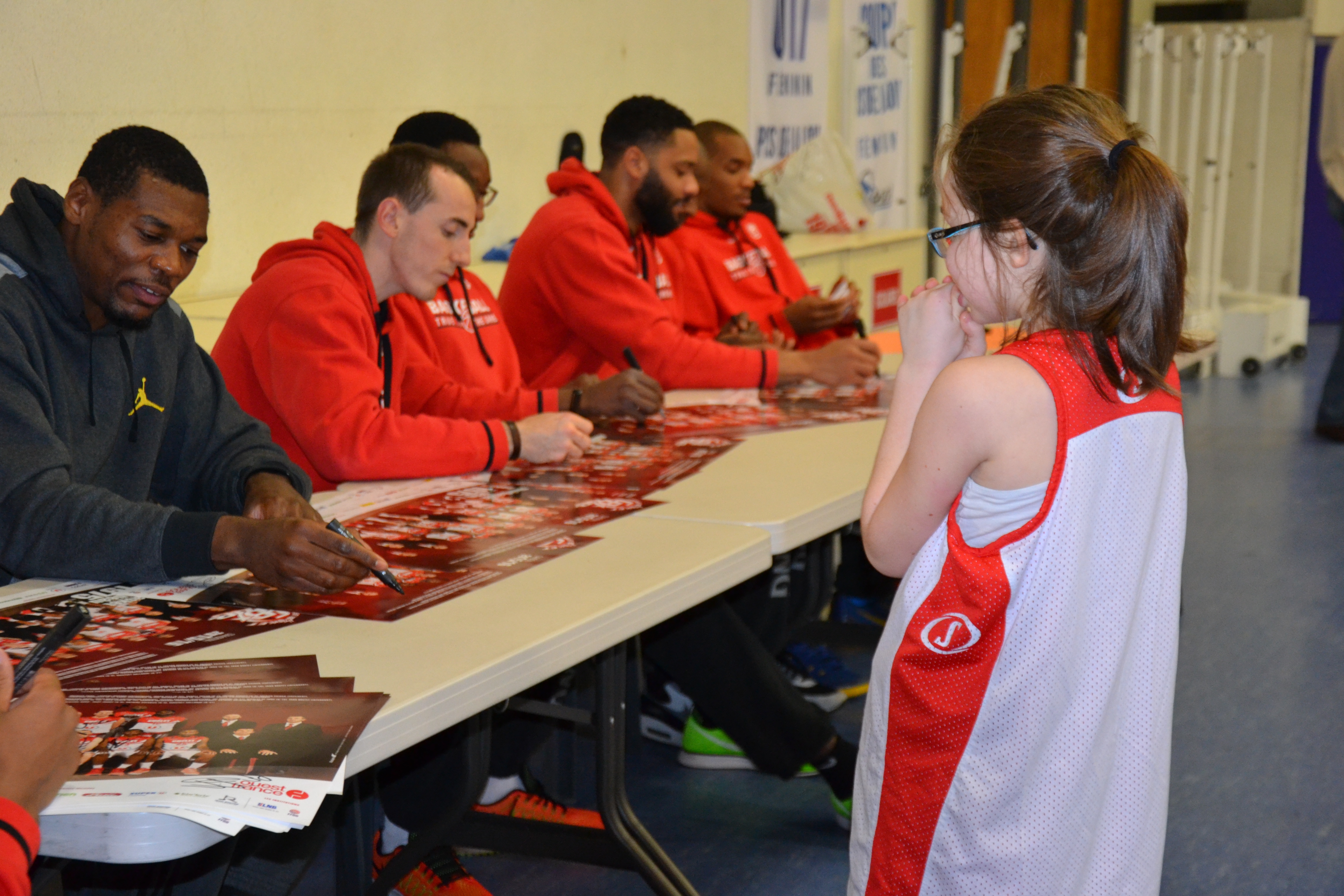 Les joueurs pros de CB en séance de dédicace avec les jeunes de l'association au Kinder + Sport Basket Day à la Salle Du Bellay le 16/12/15.