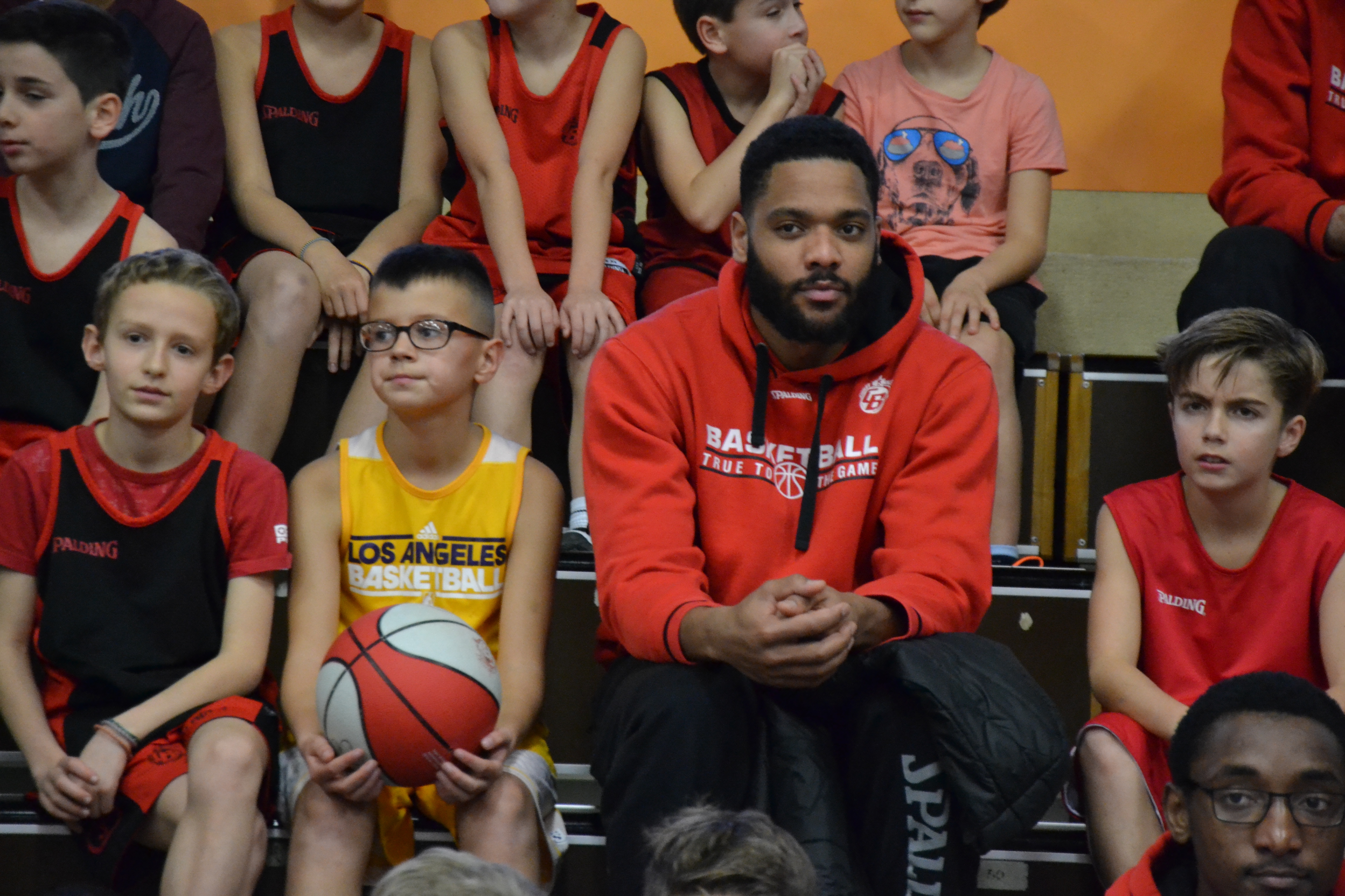 Les joueurs pros de CB en séance de dédicace avec les jeunes de l'association au Kinder + Sport Basket Day à la Salle Du Bellay le 16/12/15.