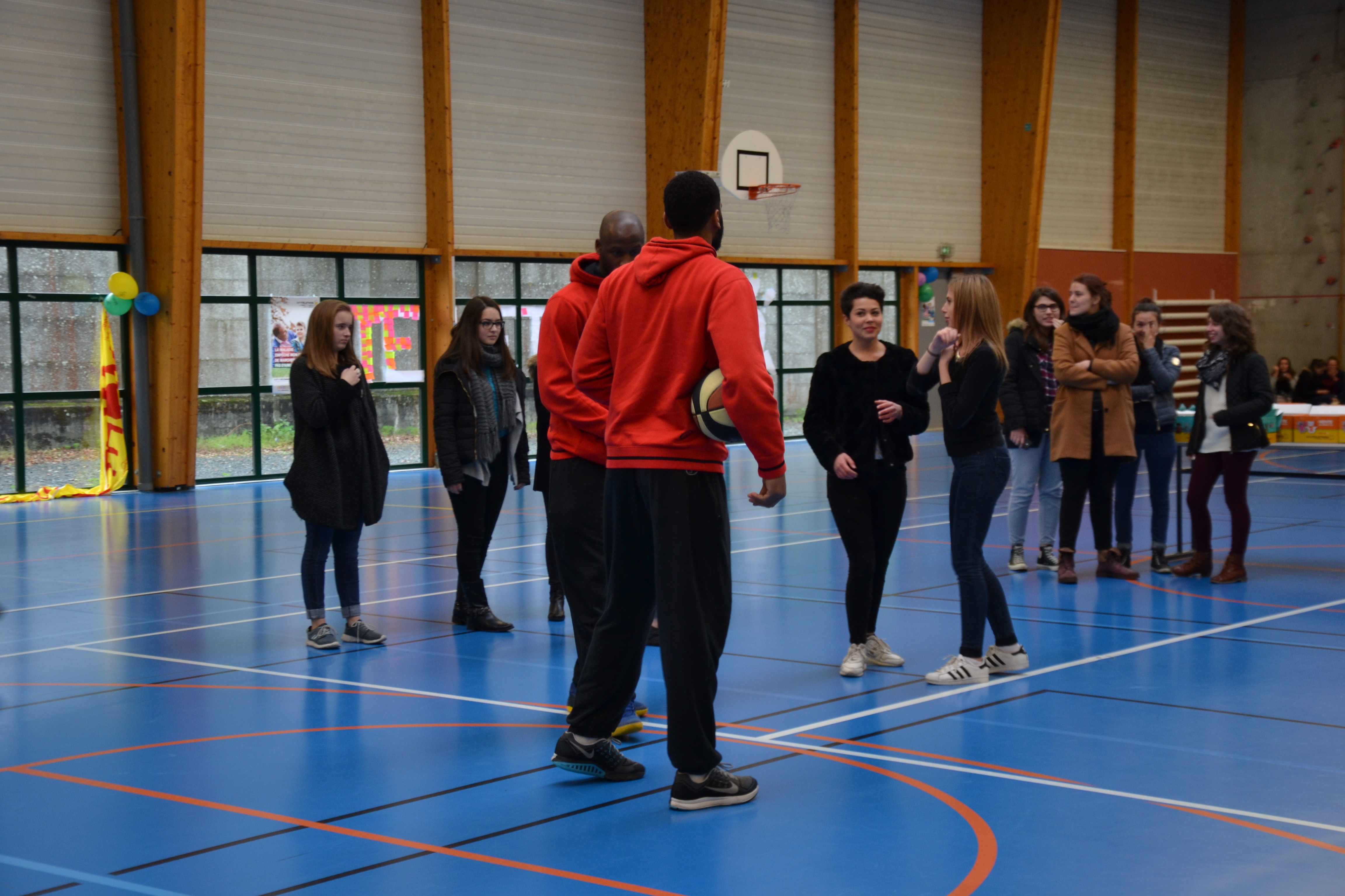 Action sportive lancers francs" du Lycée Jeanne Delanoue pour le Défi Téléthon (25.11.15)."