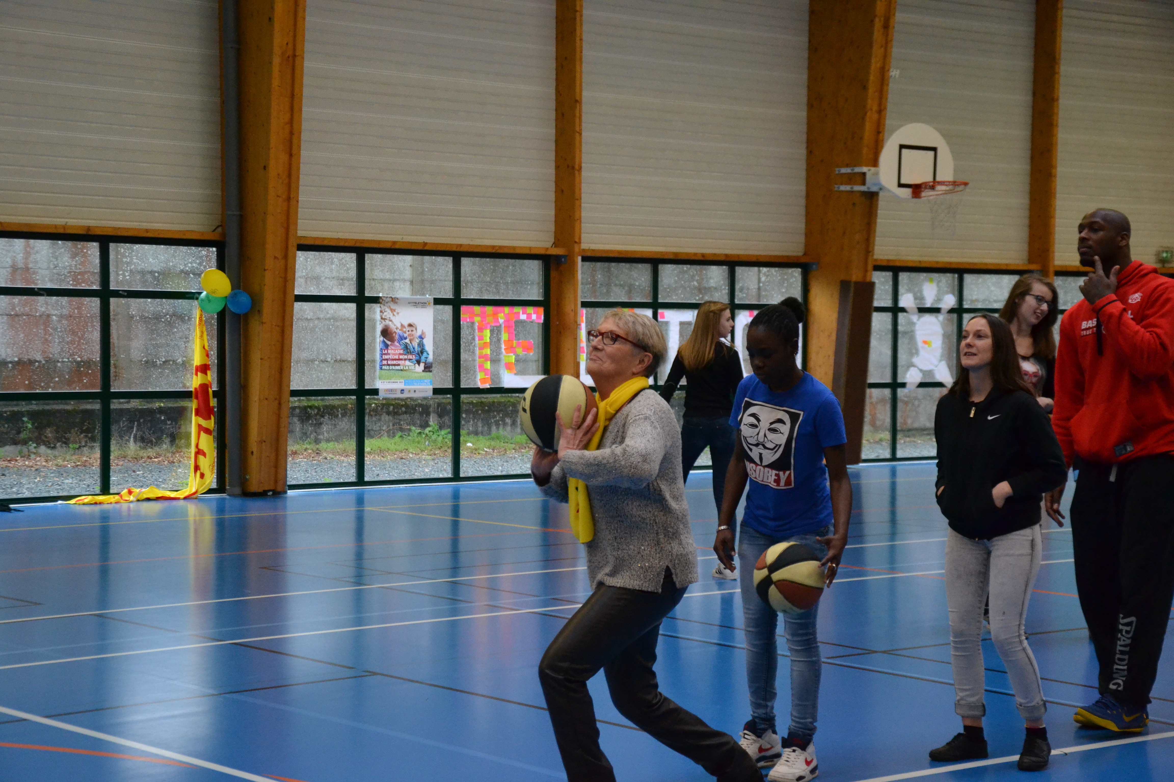 Action sportive lancers francs" du Lycée Jeanne Delanoue pour le Défi Téléthon."