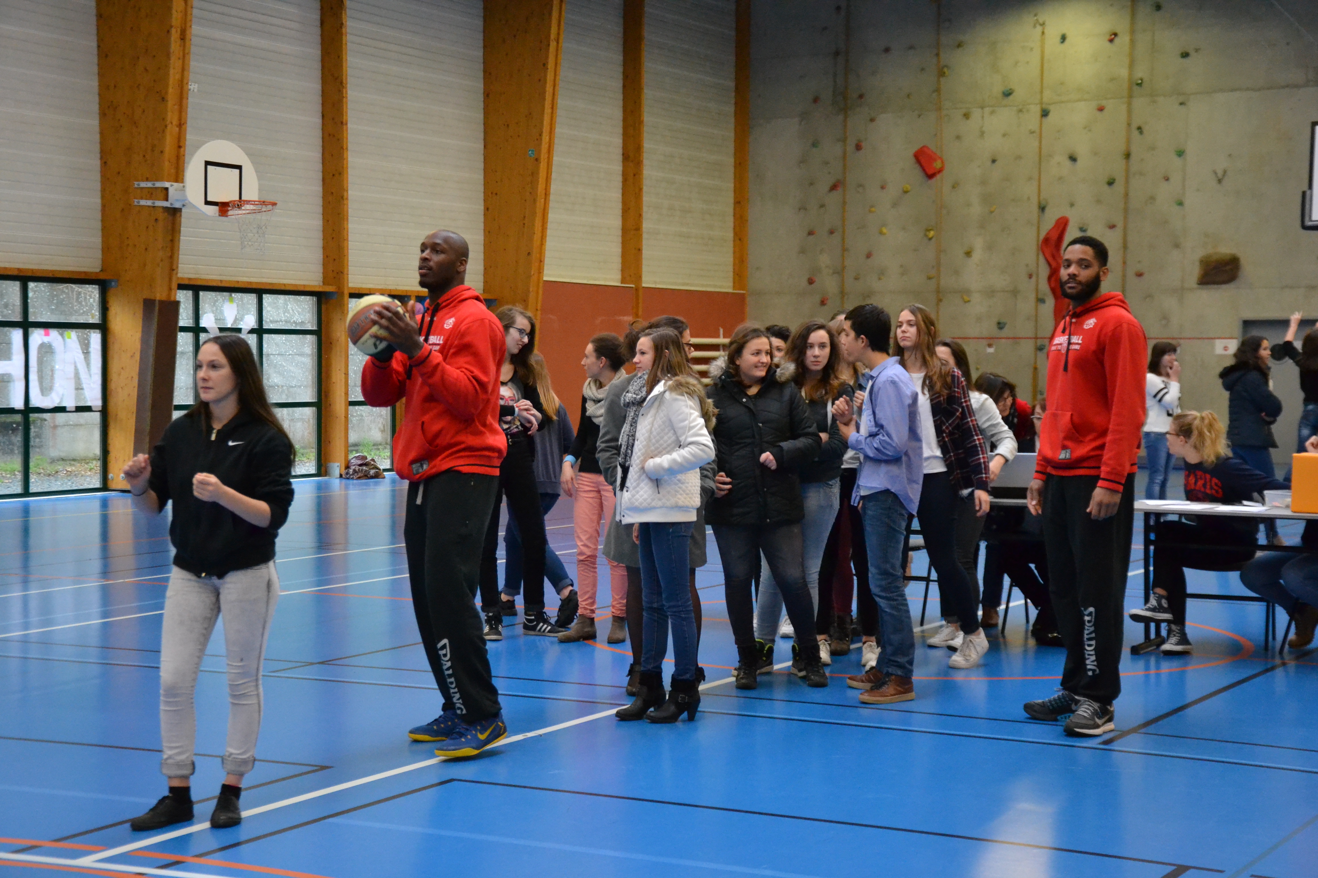 Action sportive lancers francs" du Lycée Jeanne Delanoue pour le Défi Téléthon."