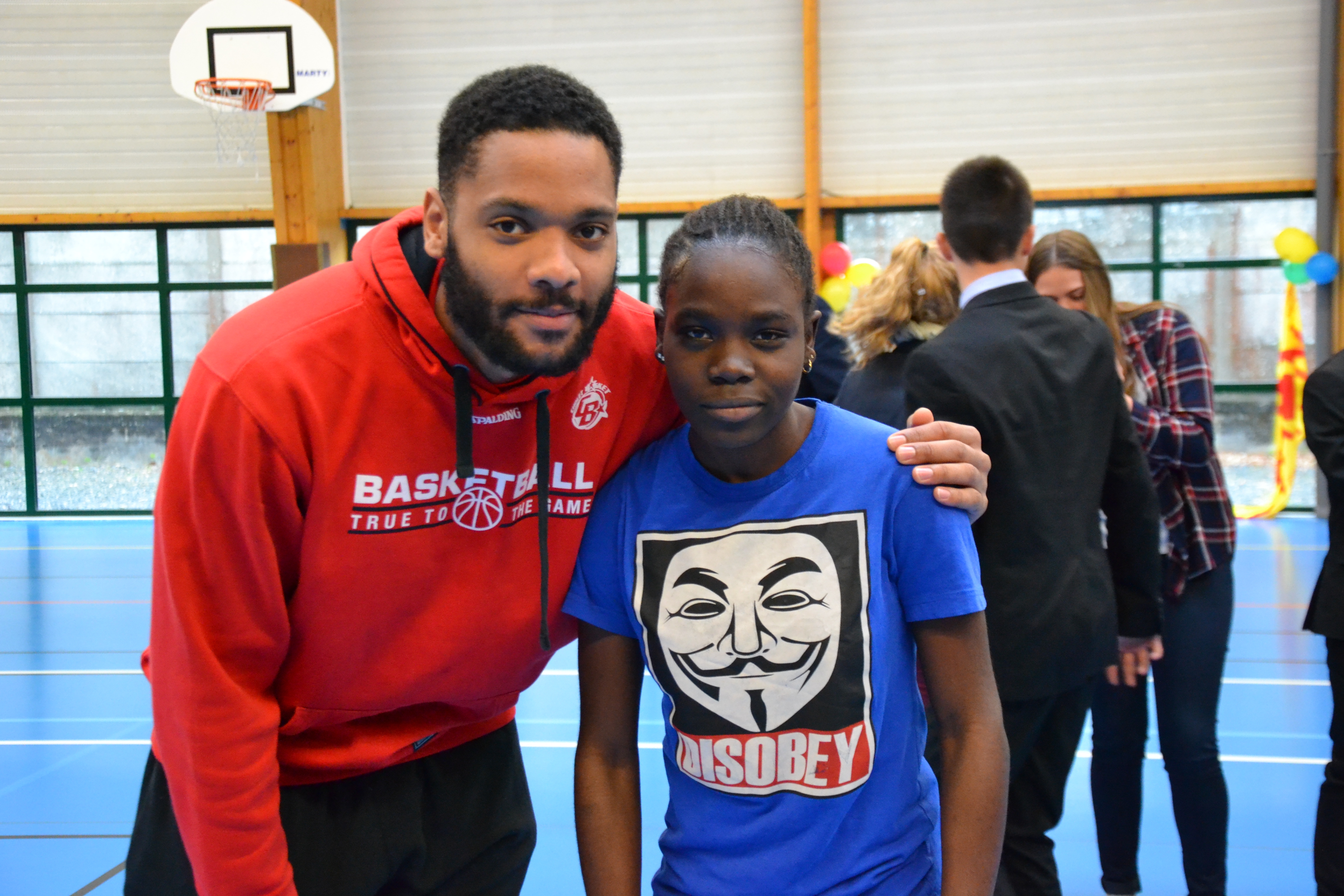 Action sportive lancers francs" du Lycée Jeanne Delanoue pour le Défi Téléthon."