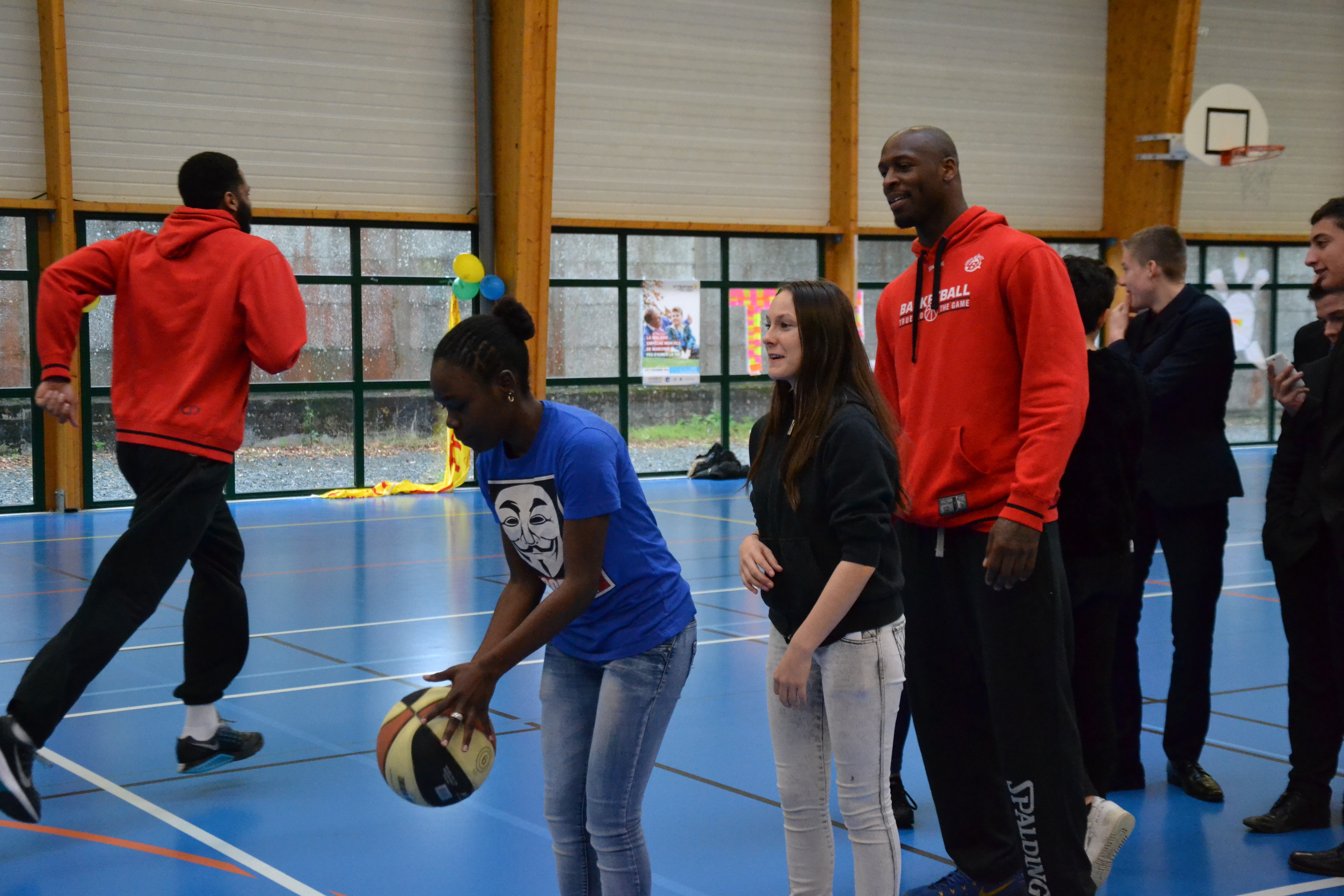 Action sportive lancers francs" du Lycée Jeanne Delanoue pour le Défi Téléthon."