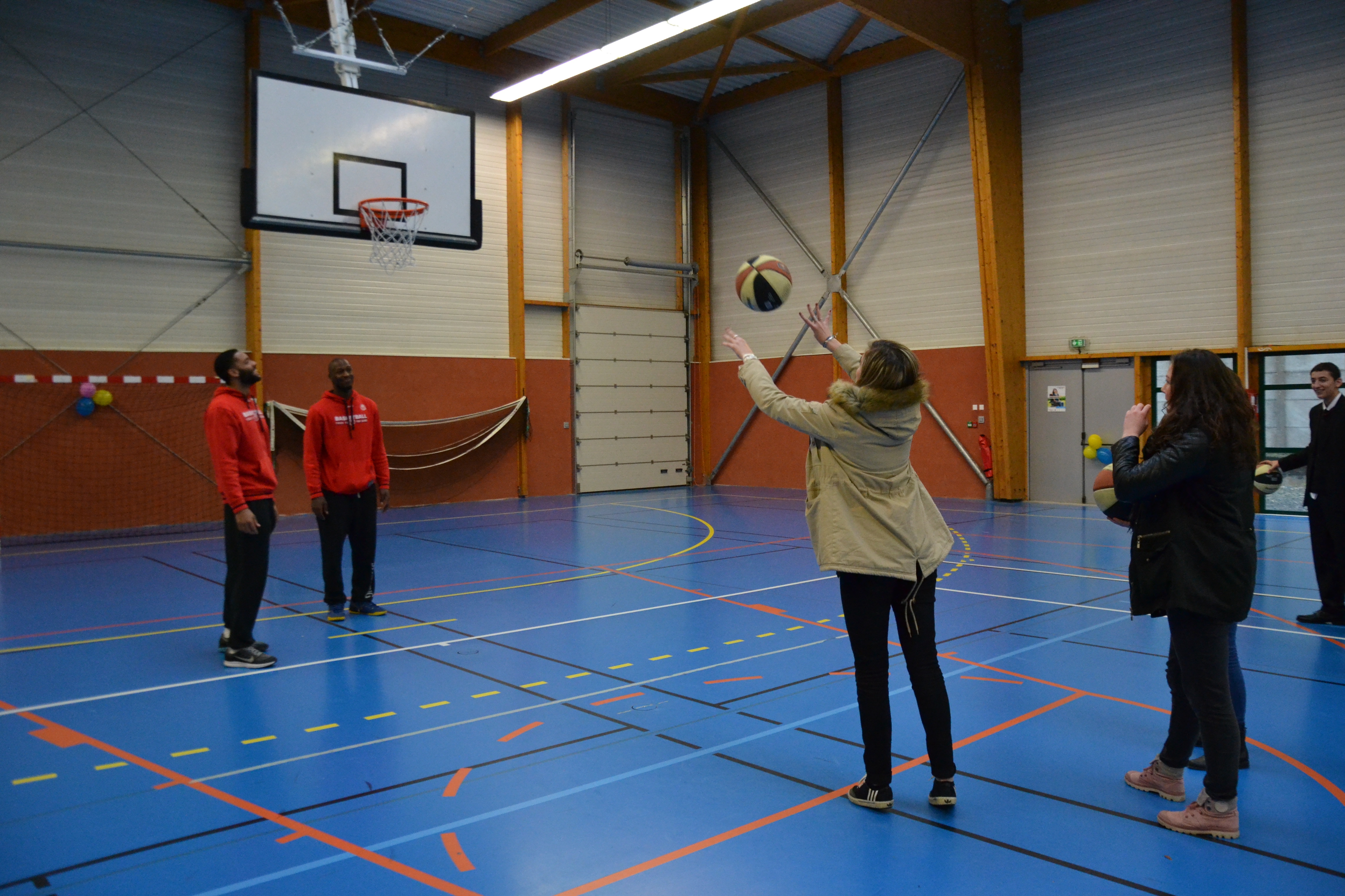 Action sportive lancers francs" du Lycée Jeanne Delanoue pour le Défi Téléthon."