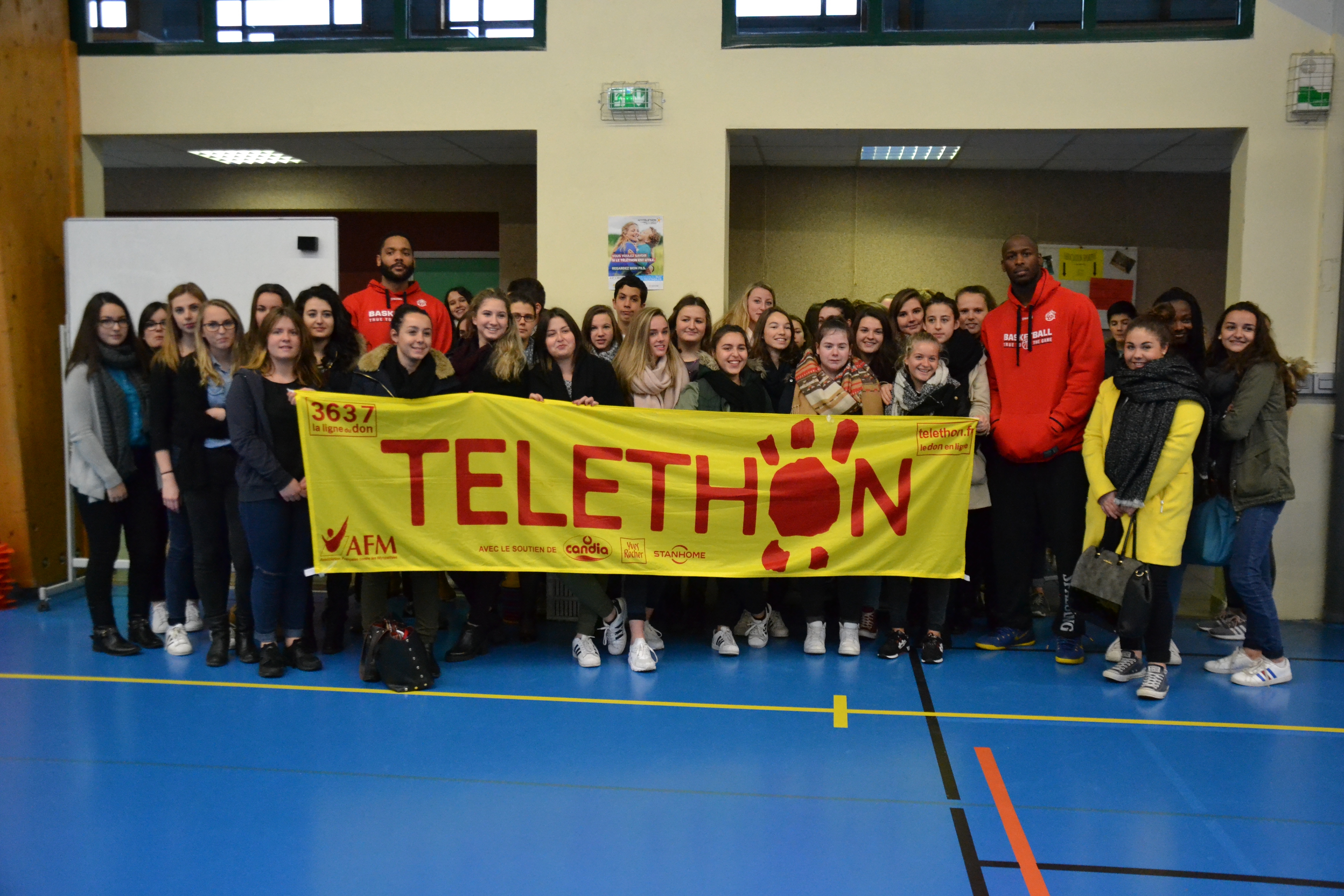 Action sportive lancers francs" du Lycée Jeanne Delanoue pour le Défi Téléthon."