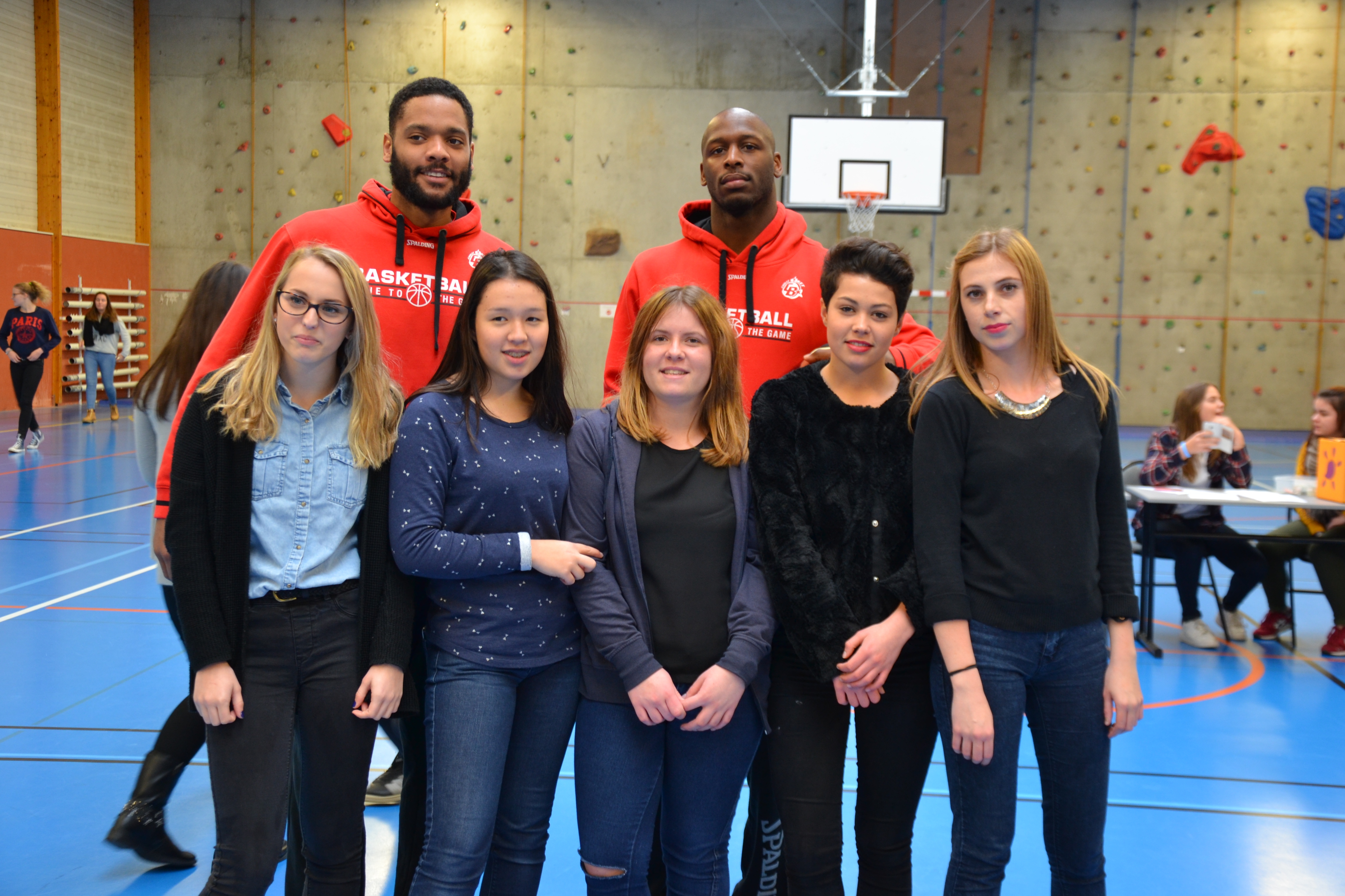 Action sportive lancers francs" du Lycée Jeanne Delanoue pour le Défi Téléthon."