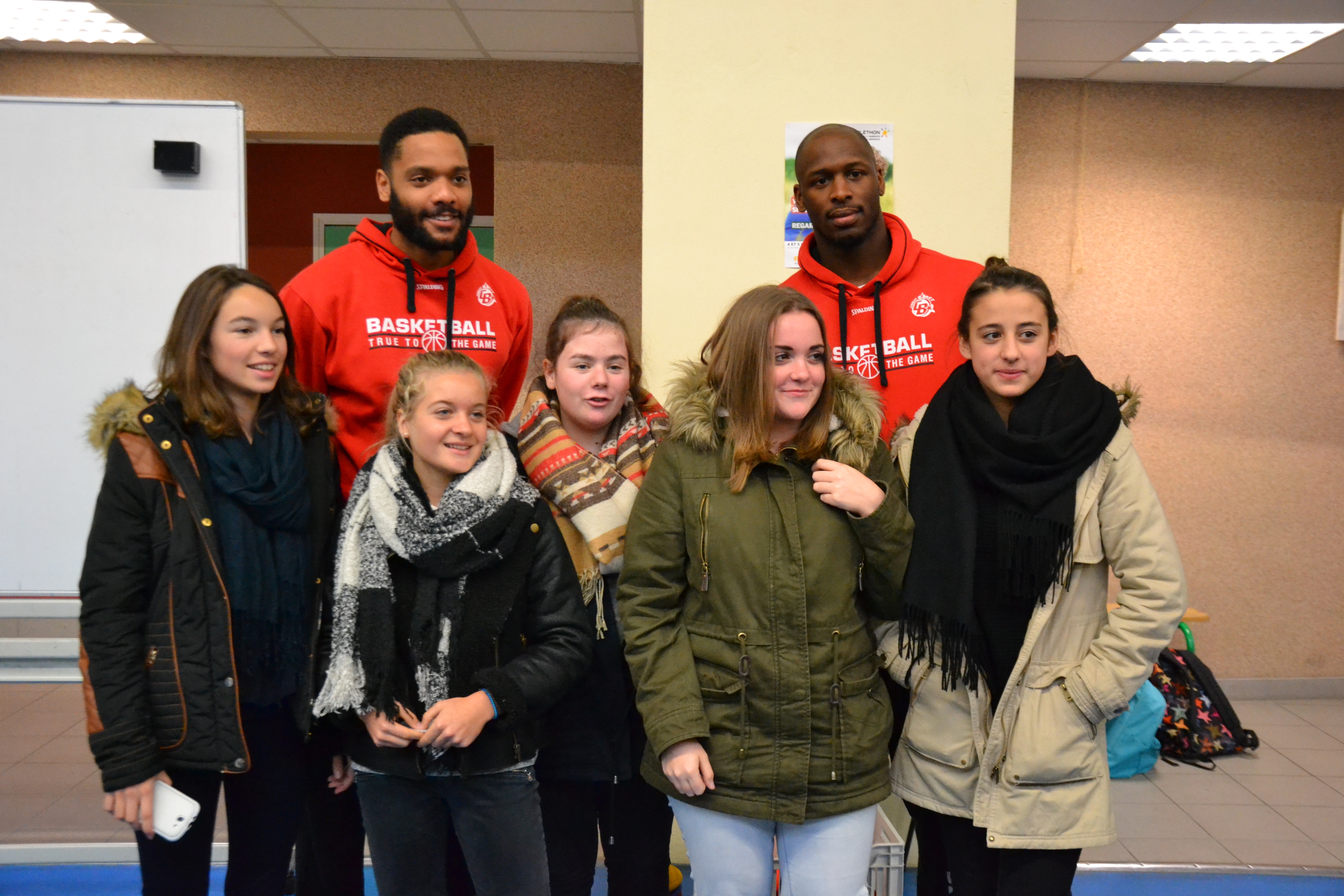 Action sportive lancers francs" du Lycée Jeanne Delanoue pour le Défi Téléthon."