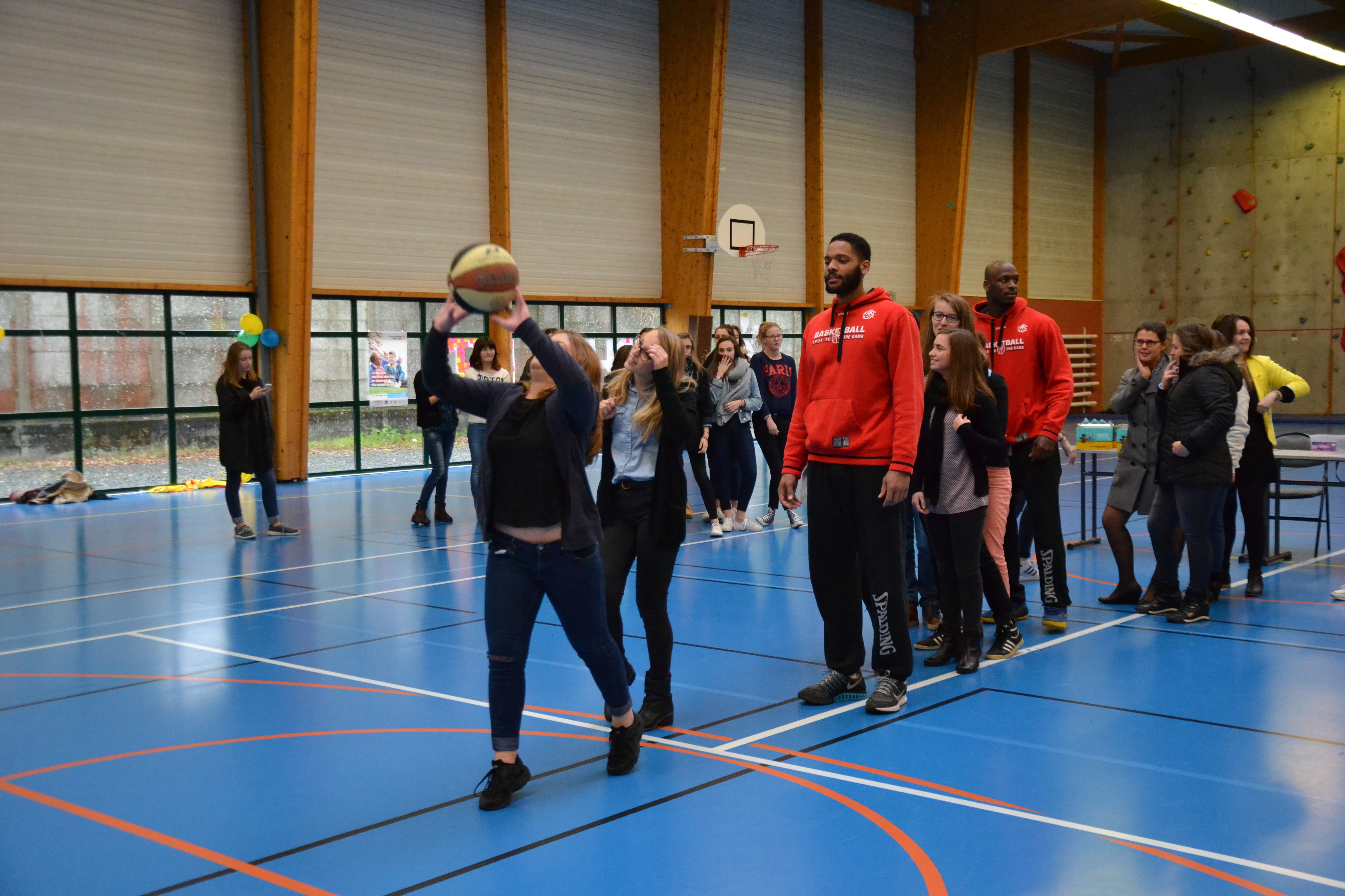 Action sportive lancers francs" du Lycée Jeanne Delanoue pour le Défi Téléthon."