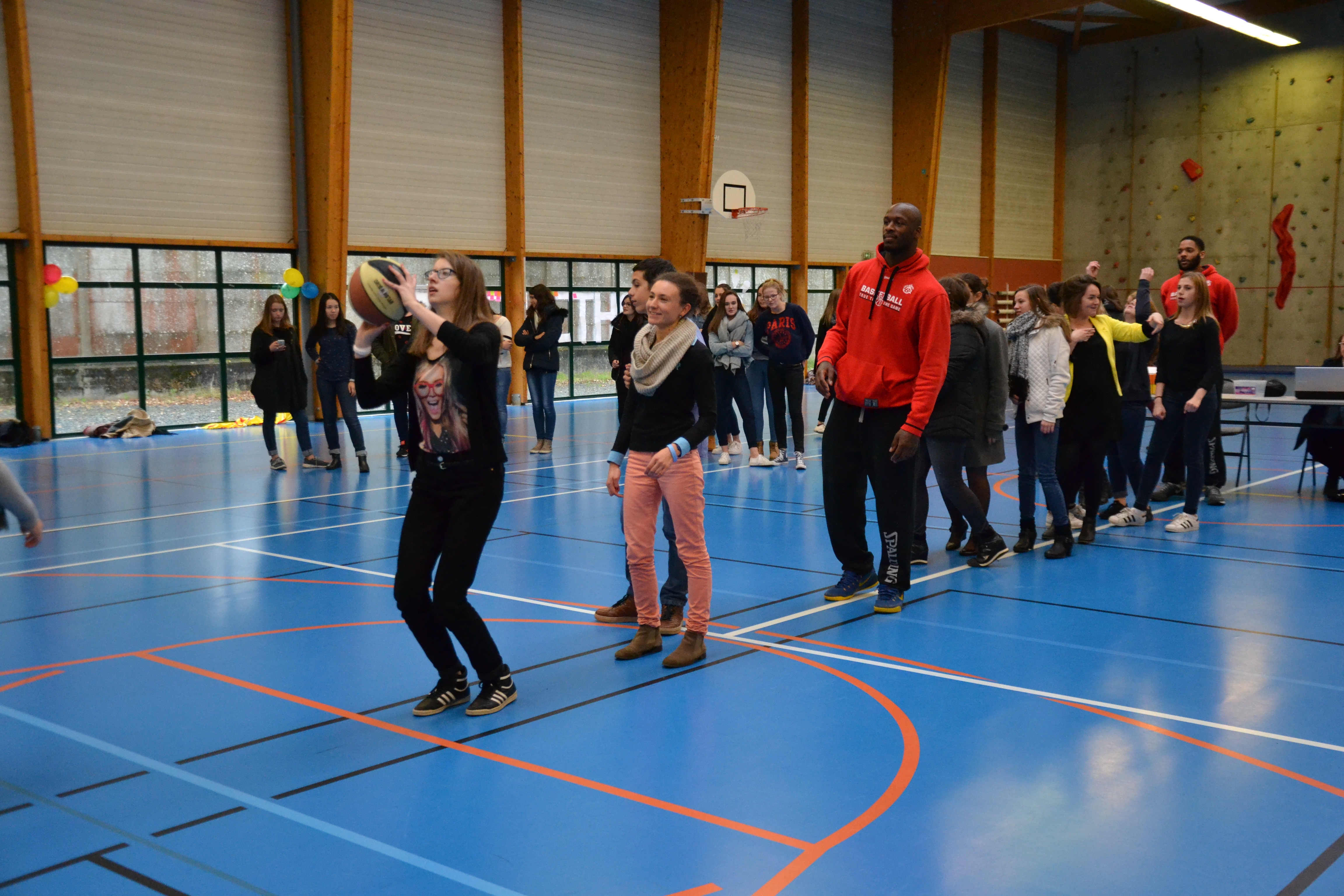 Action sportive lancers francs" du Lycée Jeanne Delanoue pour le Défi Téléthon."