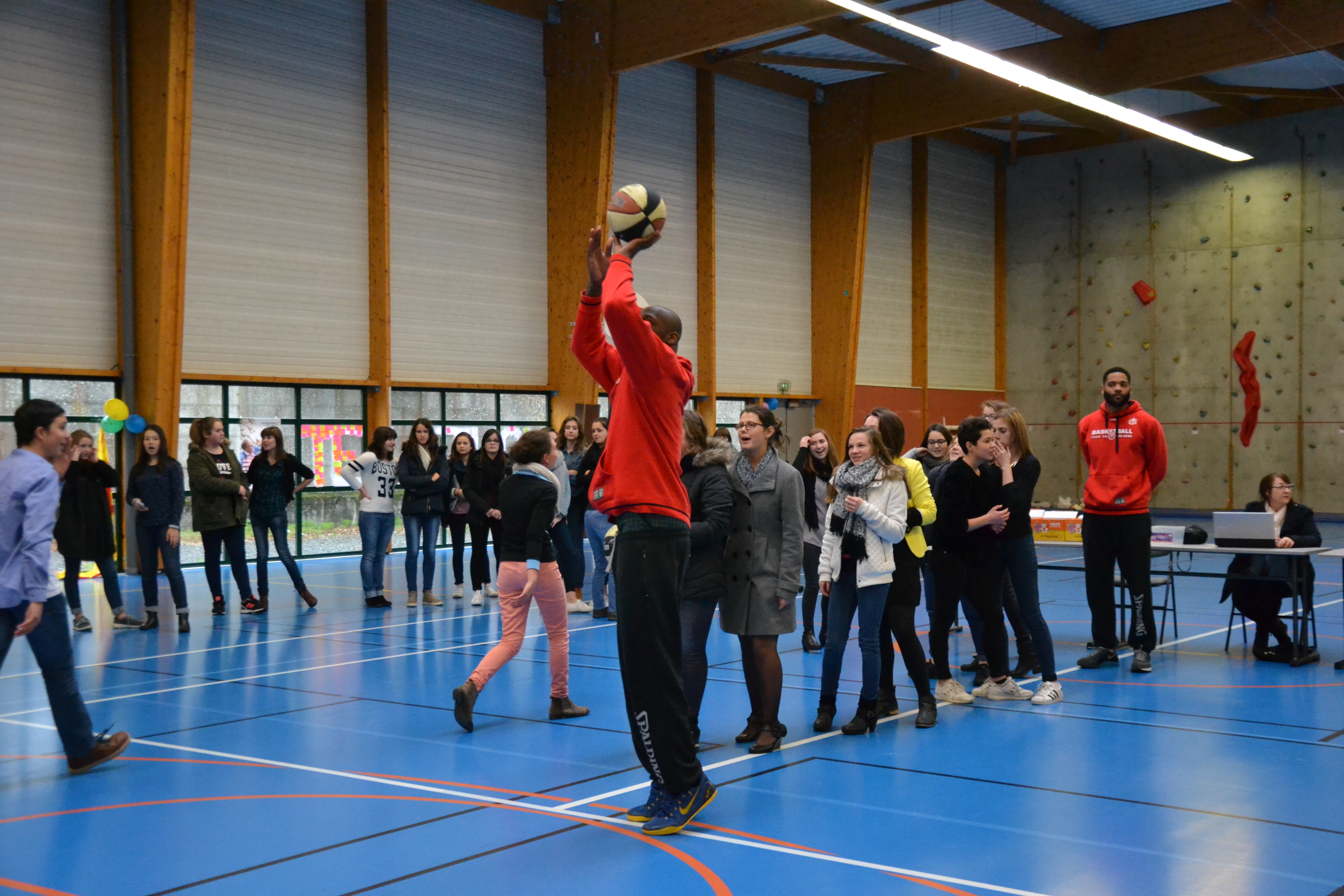 Action sportive lancers francs" du Lycée Jeanne Delanoue pour le Défi Téléthon."