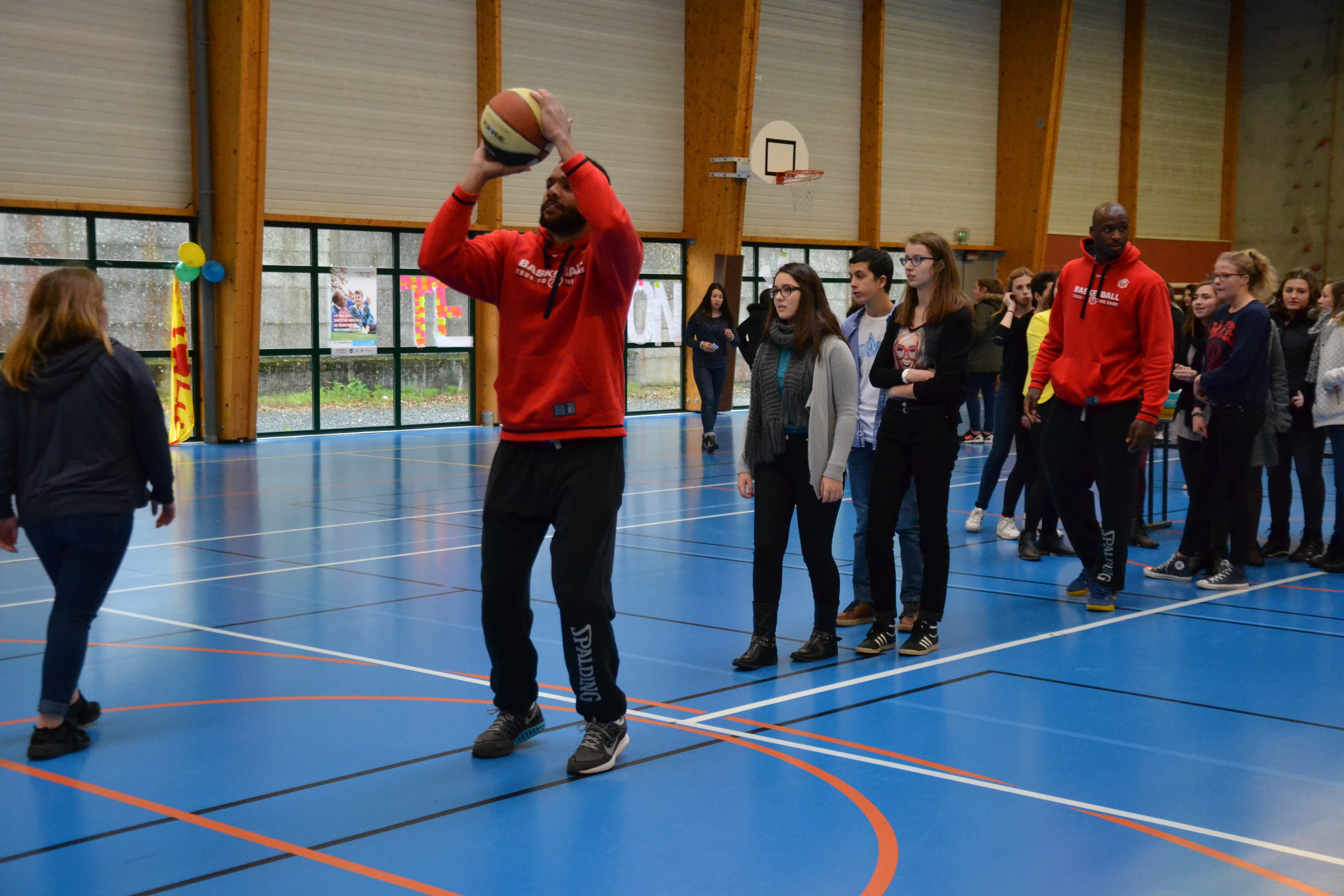 Action sportive lancers francs" du Lycée Jeanne Delanoue pour le Défi Téléthon."