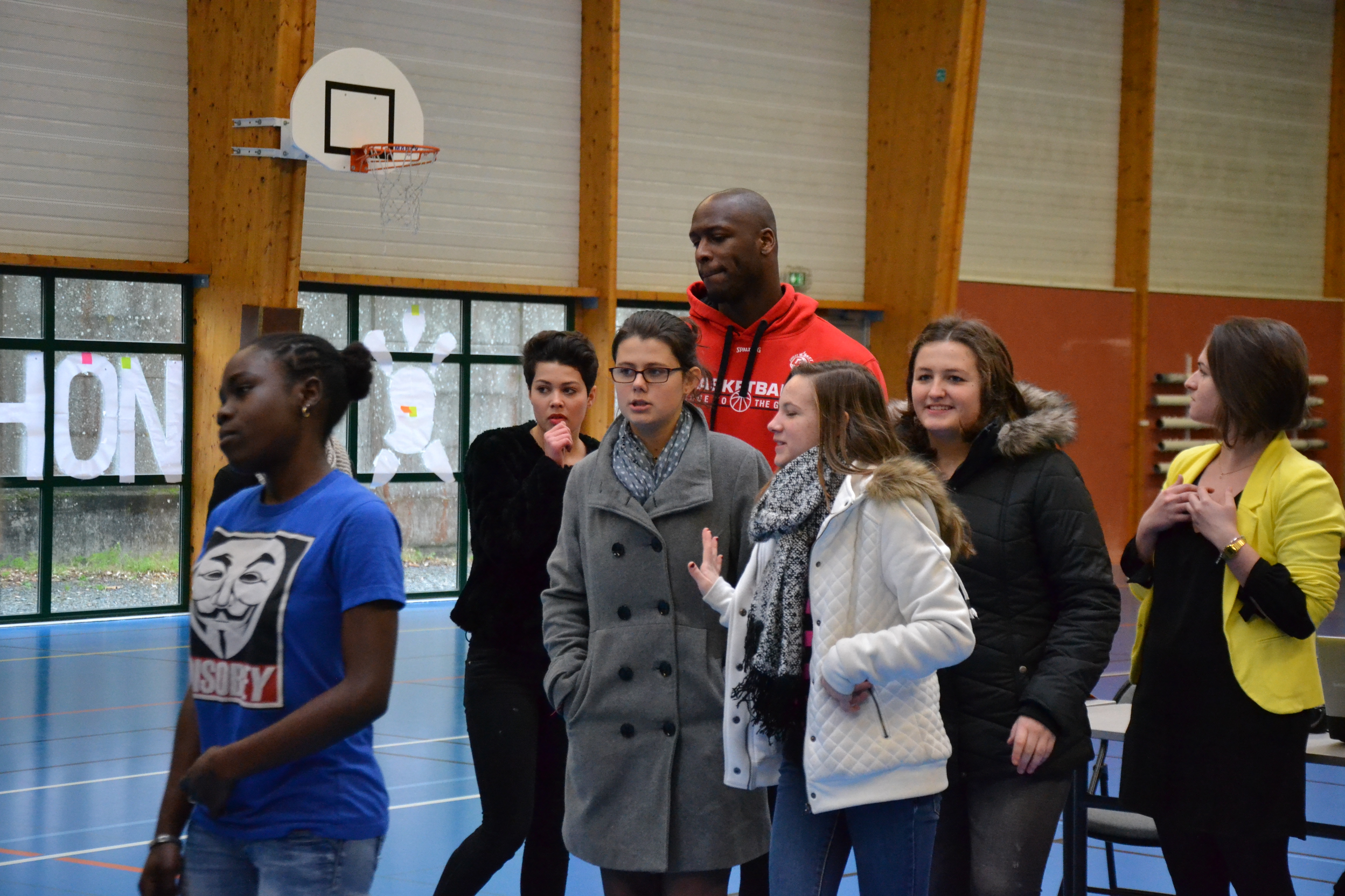 Action sportive lancers francs" du Lycée Jeanne Delanoue pour le Défi Téléthon."