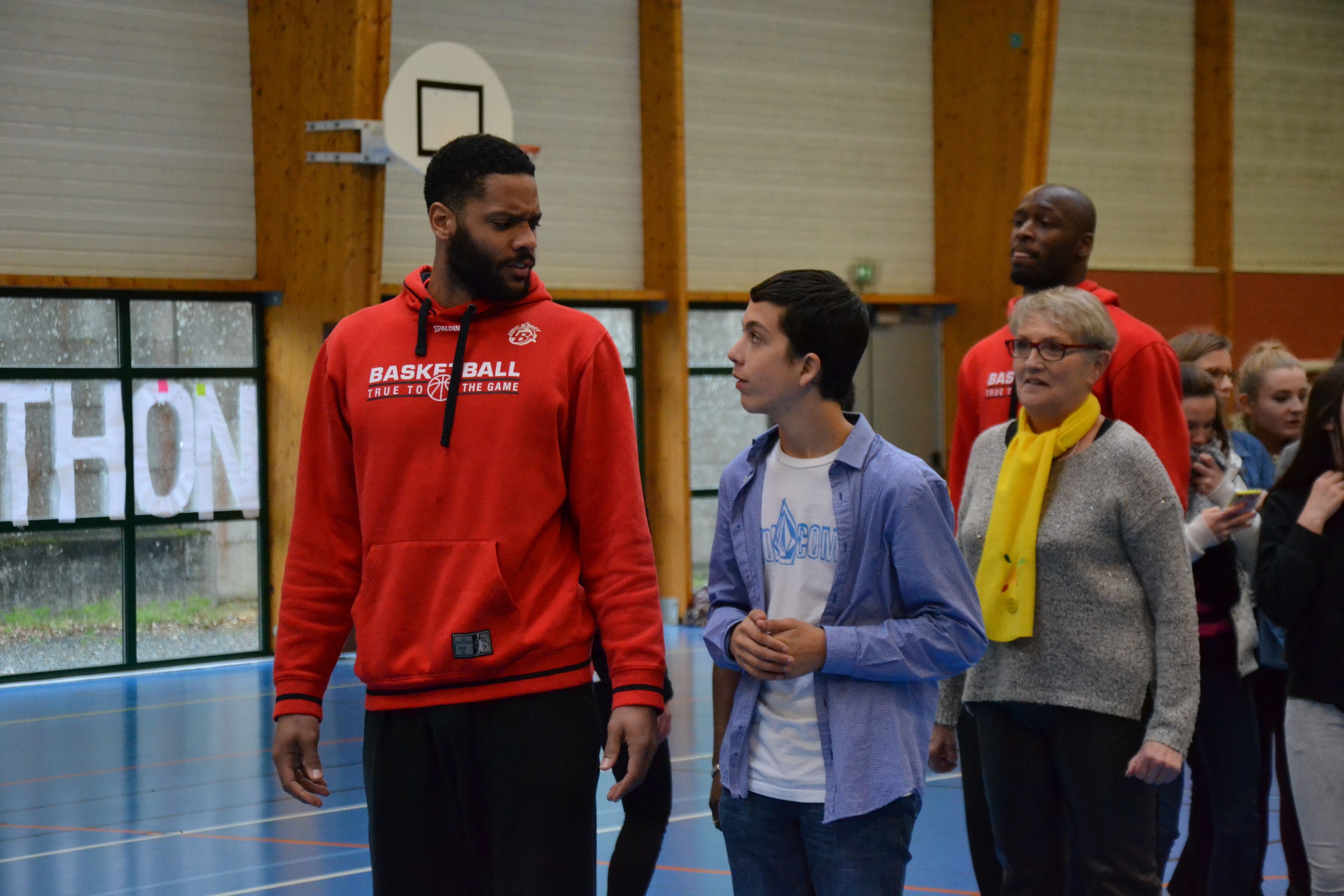 Action sportive lancers francs" du Lycée Jeanne Delanoue pour le Défi Téléthon."