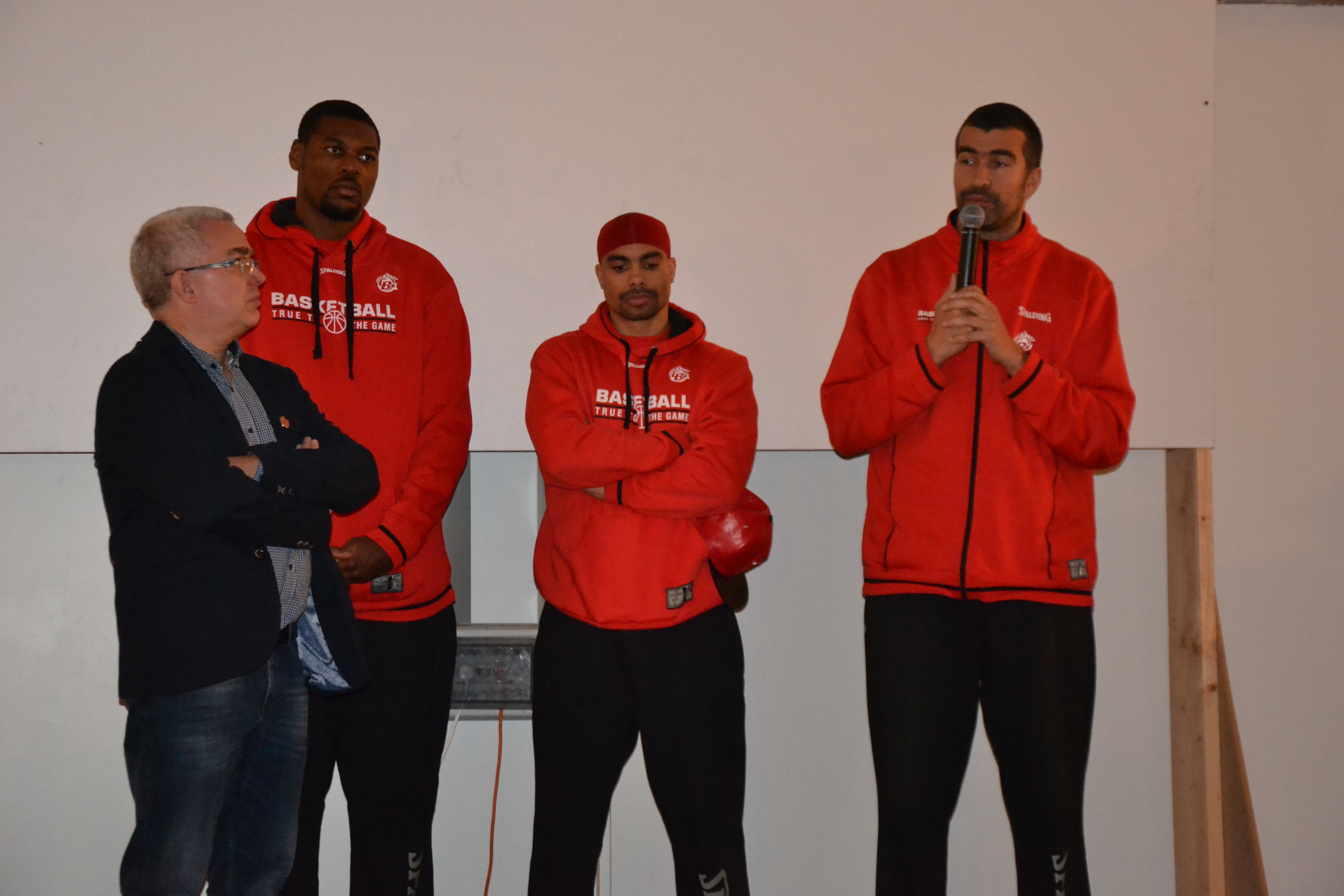 Le président Didier BARRÉ, Junior MBIDA, DaShaun WOOD et Jérôme NAVIER