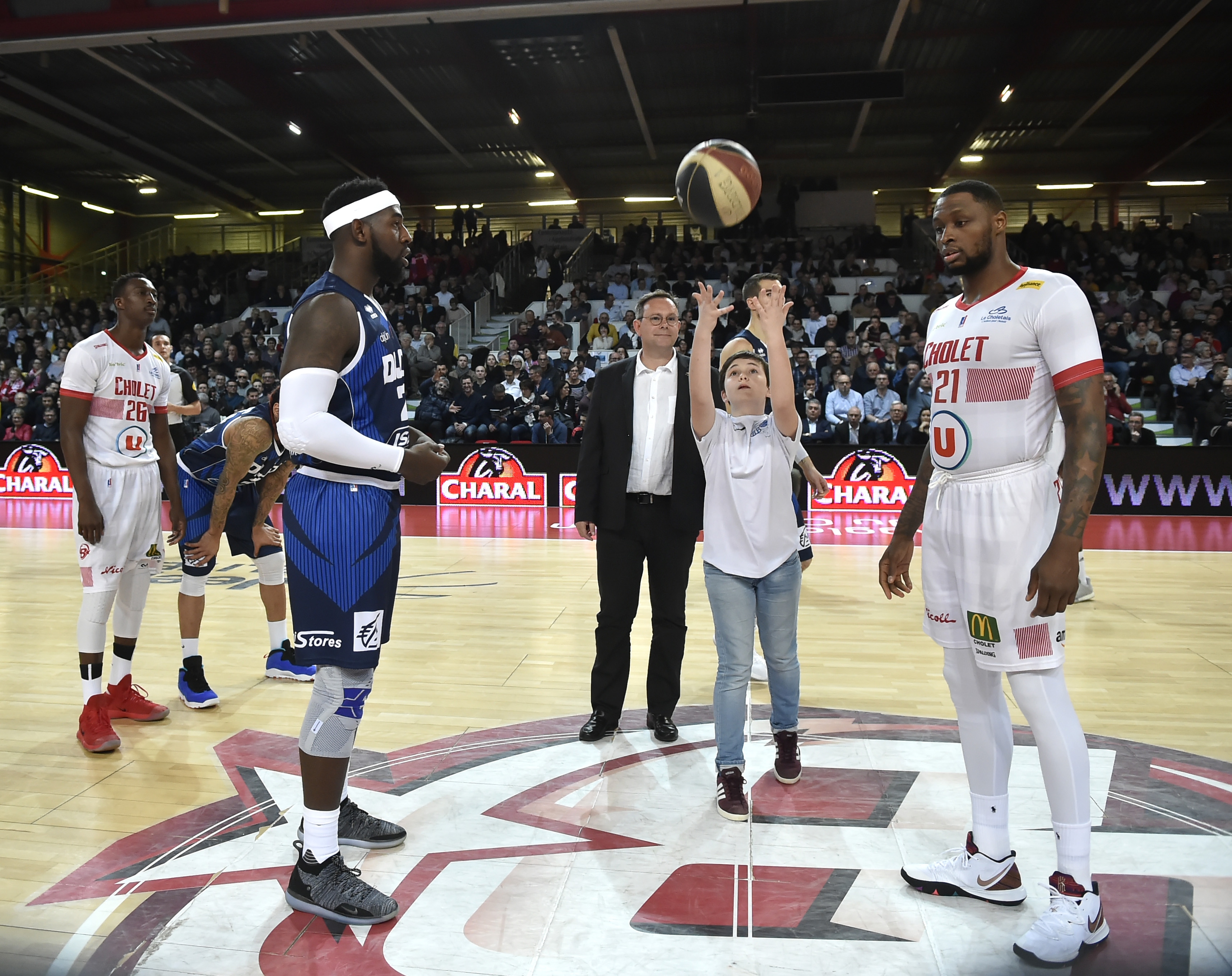 Coup d’envoi donné par le parrain du match Monsieur Stéphane RENON, directeur de Clara Automobiles Peugeot © Etienne Lizambard