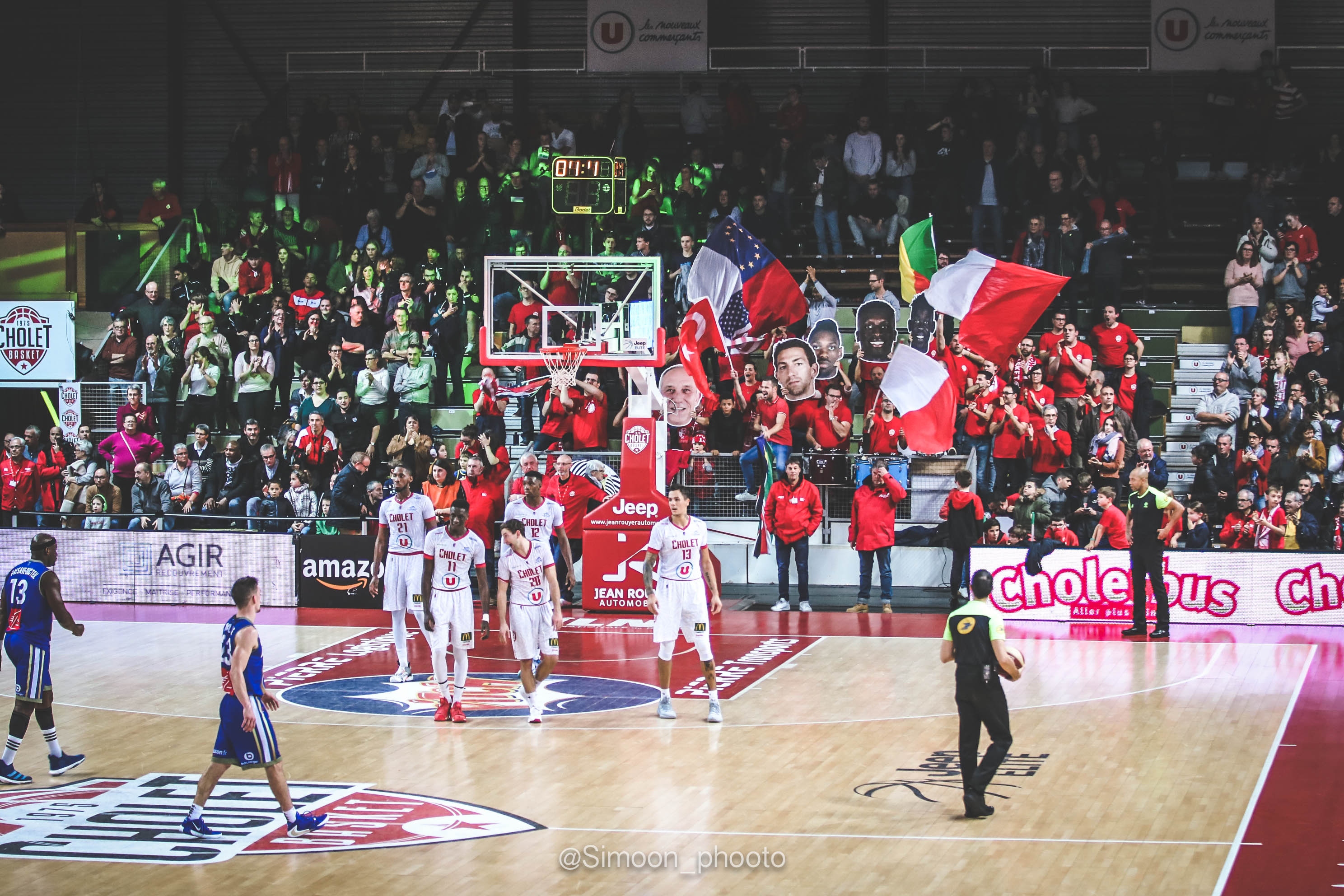 Les Reds derrière l'équipe de Cholet Basket