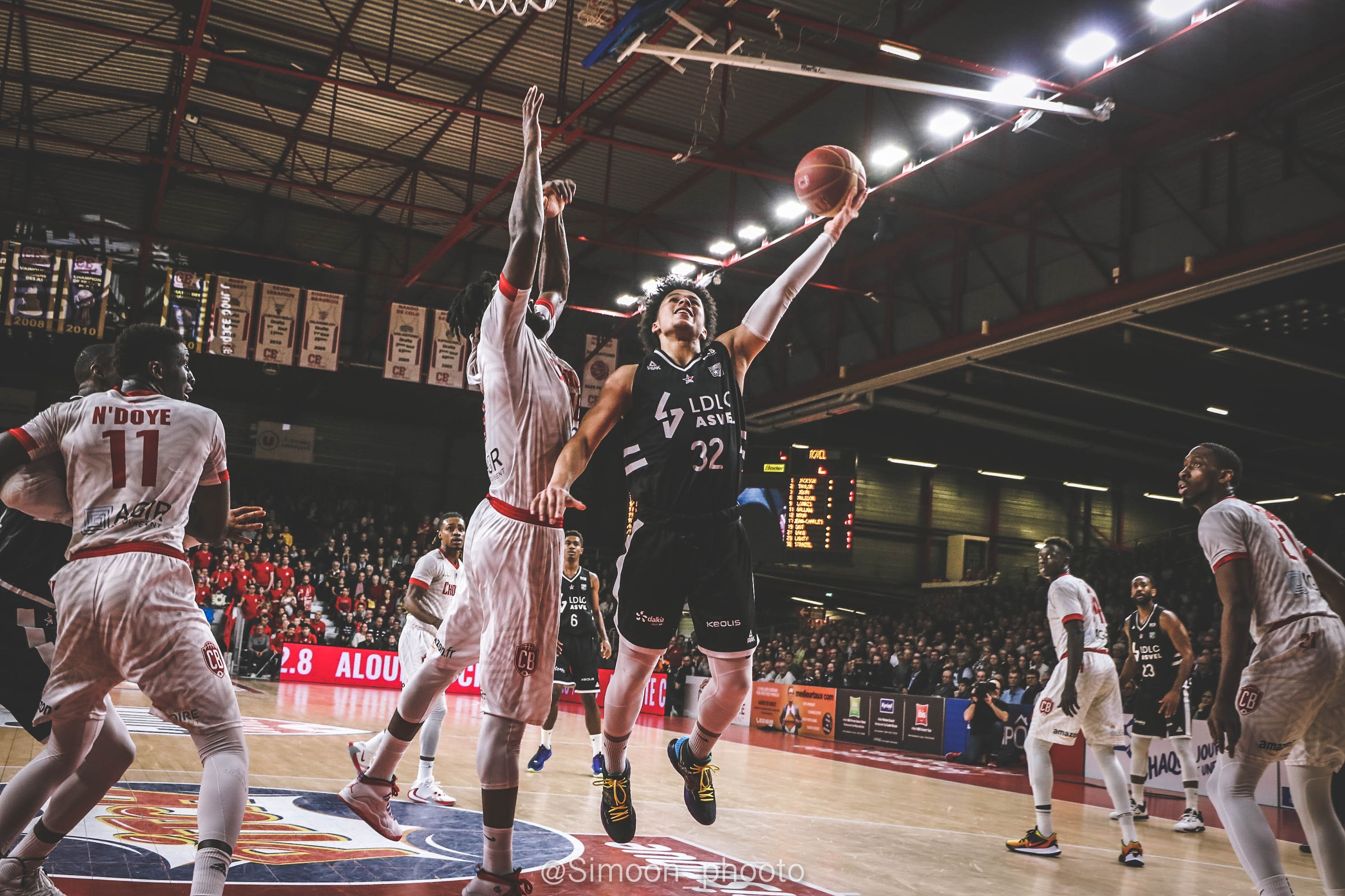 Matthew STRAZEL vs Cholet Basket