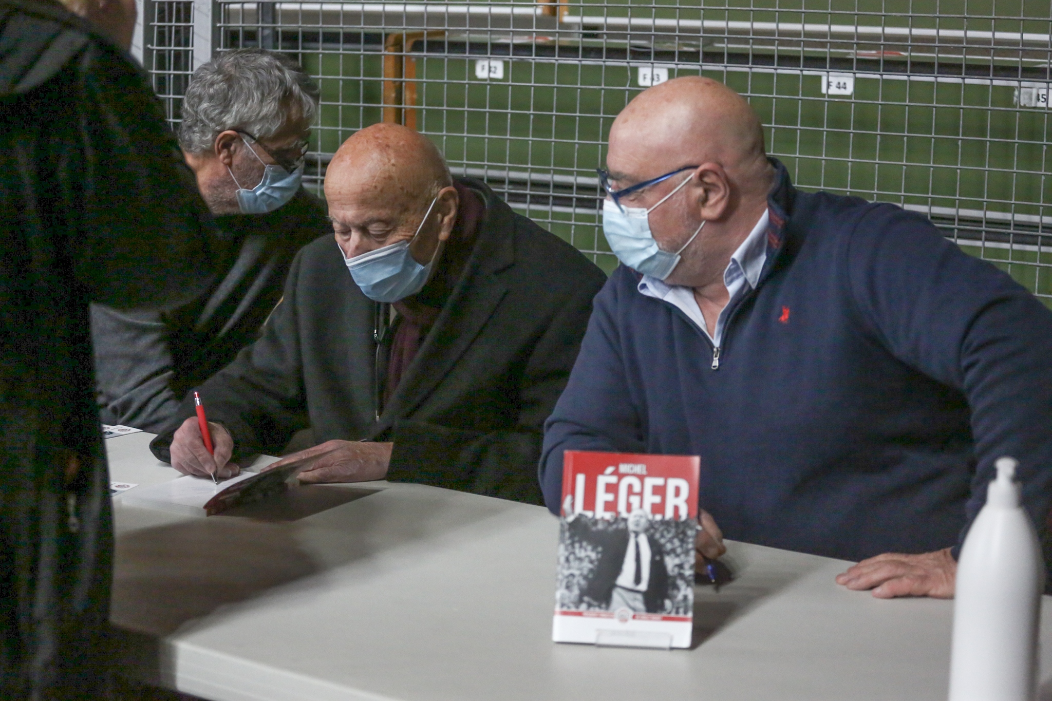 Dédicaces du livre sur le Président fondateur de Cholet Basket Michel Léger écrit par Laurent Biteau - © Melvyn Augas
